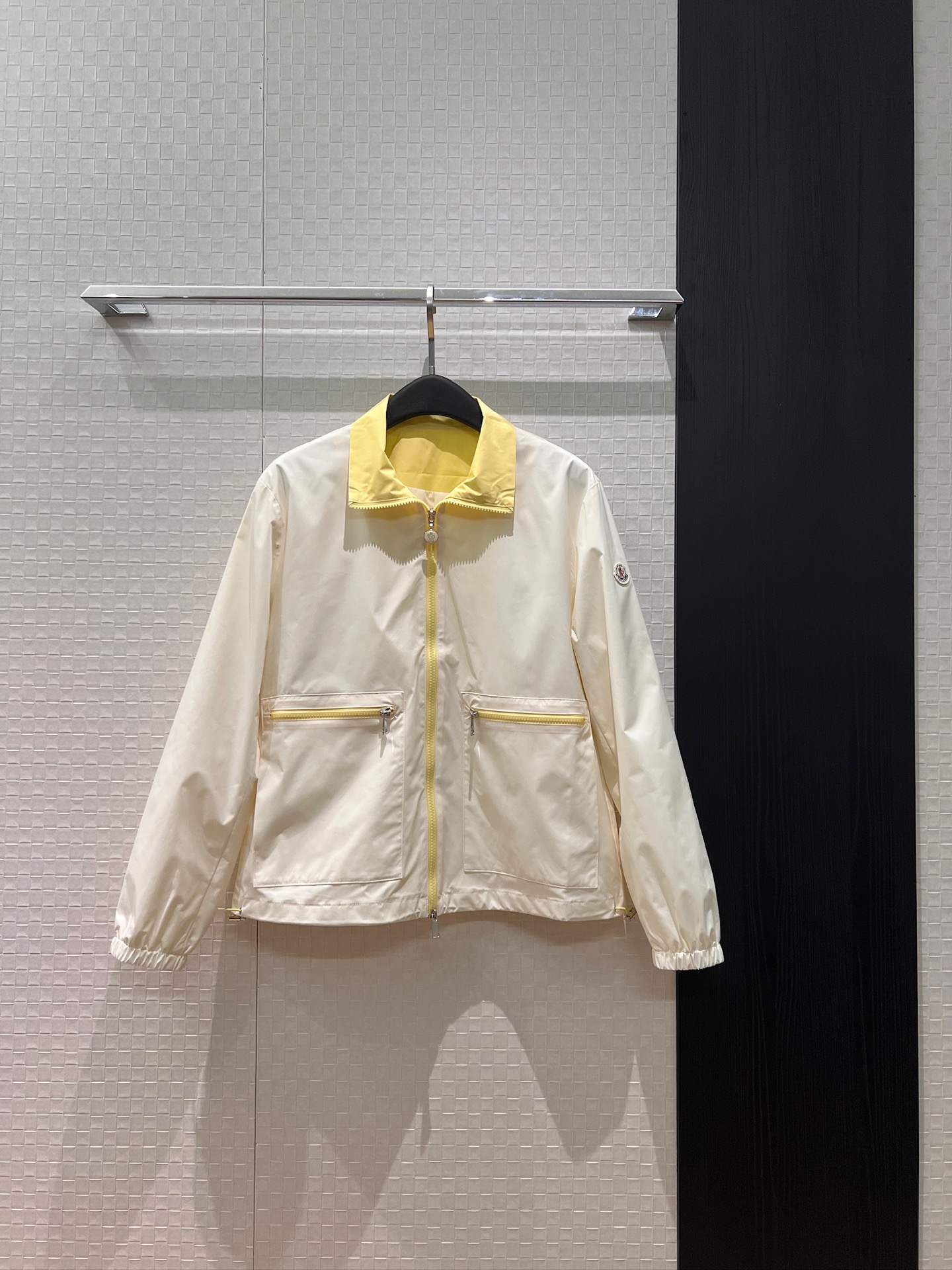 NO:750752,Mengkou's new contrasting color splicing high collar lapel windbreaker jacket. Classic logo armband decoration at the hem. Drawstring adjustable waist design. Elastic cuffs. Hardware accessories are molded to loose and casual. Pink apricot S-XL,,Moncler,jackets & coats,19860909蒙口新款冲冲撞色拼接高令翻领风衣外套 经典logo袖标装饰下摆可抽绳调节收腰设计 袖口松紧 五金配件开模宽松休闲 粉色杏色 S-XL,,Moncler,jackets & coats,,Women's clothing