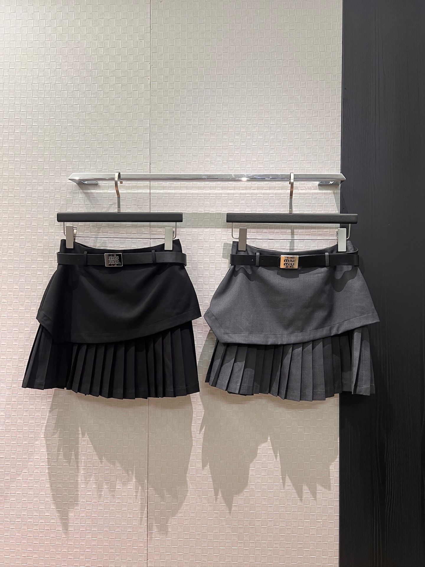 NO:750745,New splicing irregular fake two-piece design miu belt pleated skirt lined shorts casual and versatile must-have for age reduction black dark gray S-XL,,miumiu,skirts,shorts,19860909新款拼接不规则假两件设计 miu腰带百褶半裙内衬短裤 休闲百搭减龄必备 黑色深灰 S-XL,,miumiu,skirts,shorts,,Women's clothing