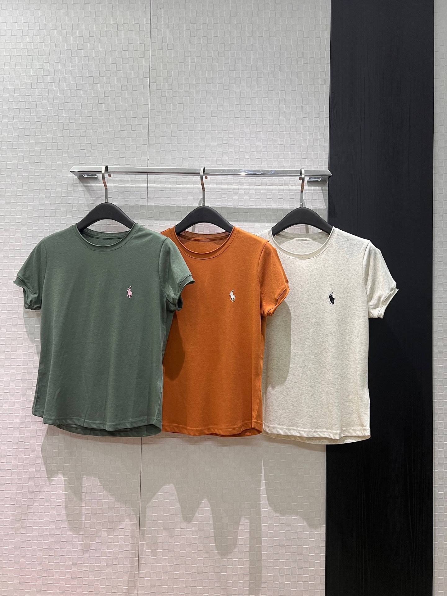 NO:750743,New RL classic embroidered pony T-shirt, small version with right shoulder, slim fit, versatile for age reduction, floral gray green caramel color SML,,tees,t-shirt,19860909新款RL经典刺绣小马T恤 正肩小版型修身显瘦 减龄百搭 花灰绿色焦糖色 SML,,tees，t-shirt,,Women's clothing