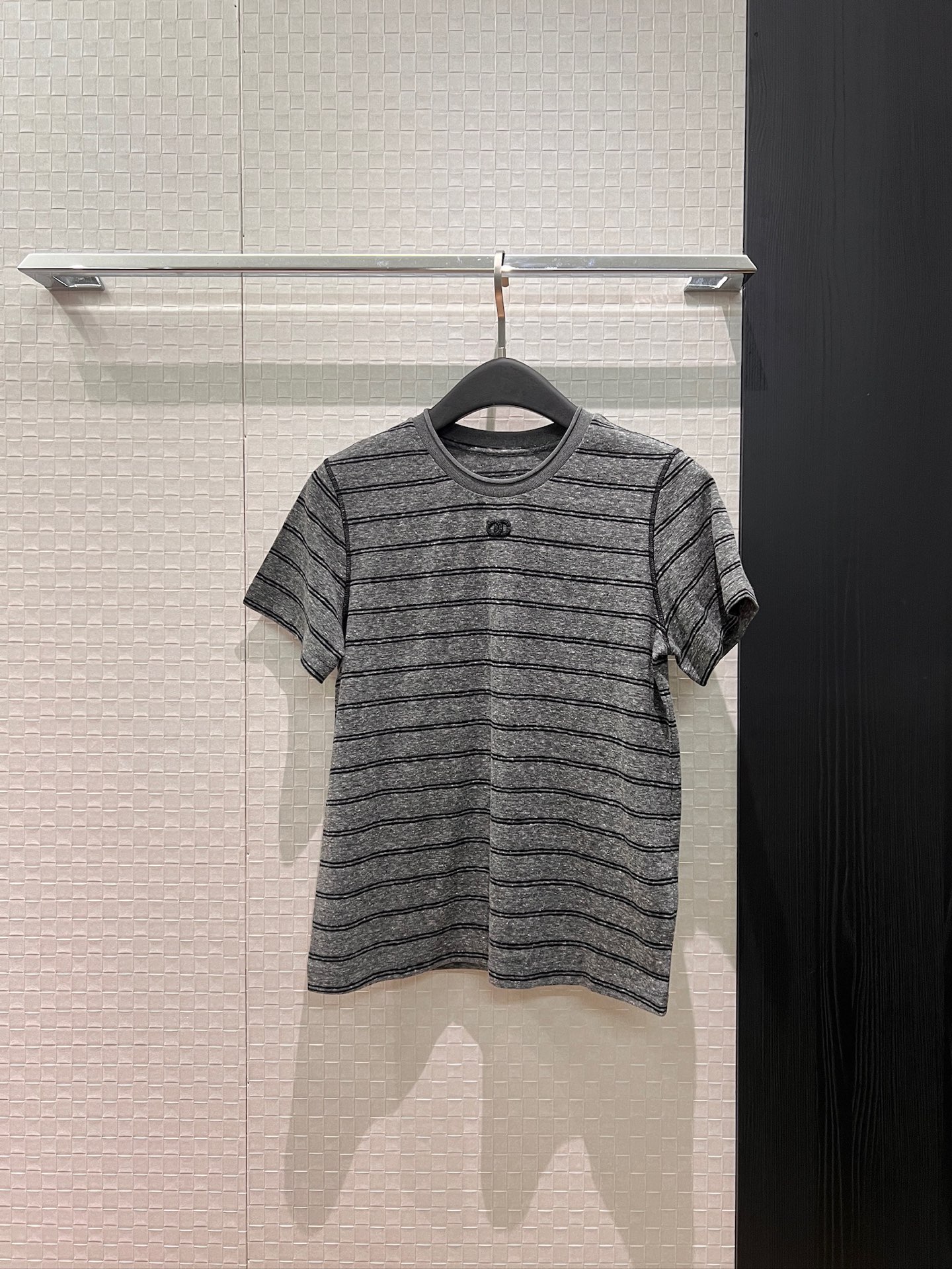 NO:750751,New three-dimensional embroidered double C striped T-shirt. Small version on the shoulder, slim and slim. Versatile for age reduction. SML,,tees,t-shirt,19860909新款立体刺绣双C条纹T恤 正肩小版型修身显瘦 减龄百搭 SML,,tees，t-shirt,,Women's clothing