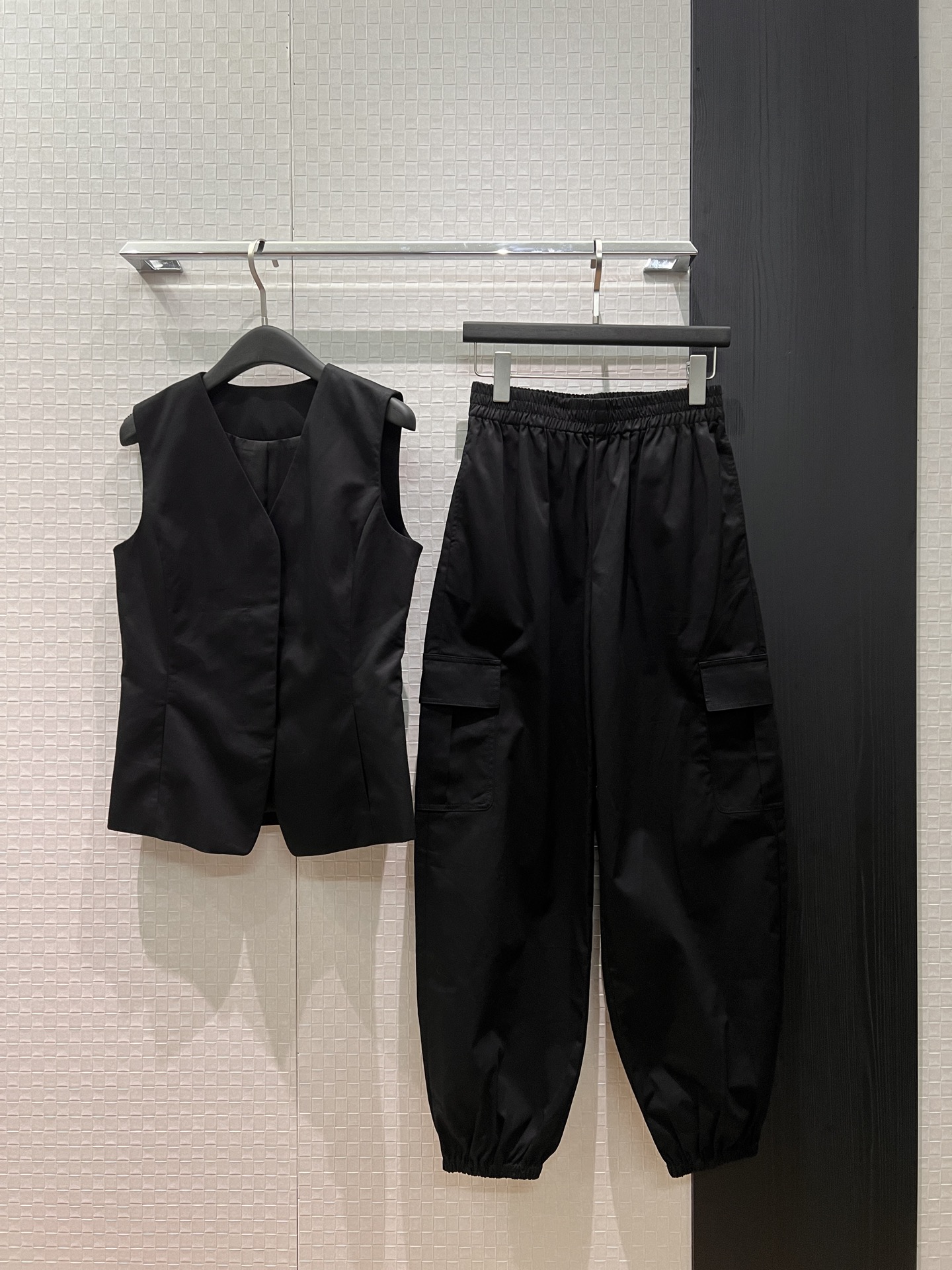 NO:751616,The new three-piece set series of waistcoat pants is coming. Minimalist slim waistcoat top with elastic waist and harem pants. Pair with the same suit jacket. Cargo pockets. Casual and handsome. Black coffee color. SML,,jackets & coats,business suit,19860909马甲裤子新款来袭三件套系列 极简修身马甲上衣松紧腰收脚哈伦裤 搭同款西装外套 工装口袋 休闲帅气 黑色咖色 SML,,jackets & coats,business suit,,Women's clothing