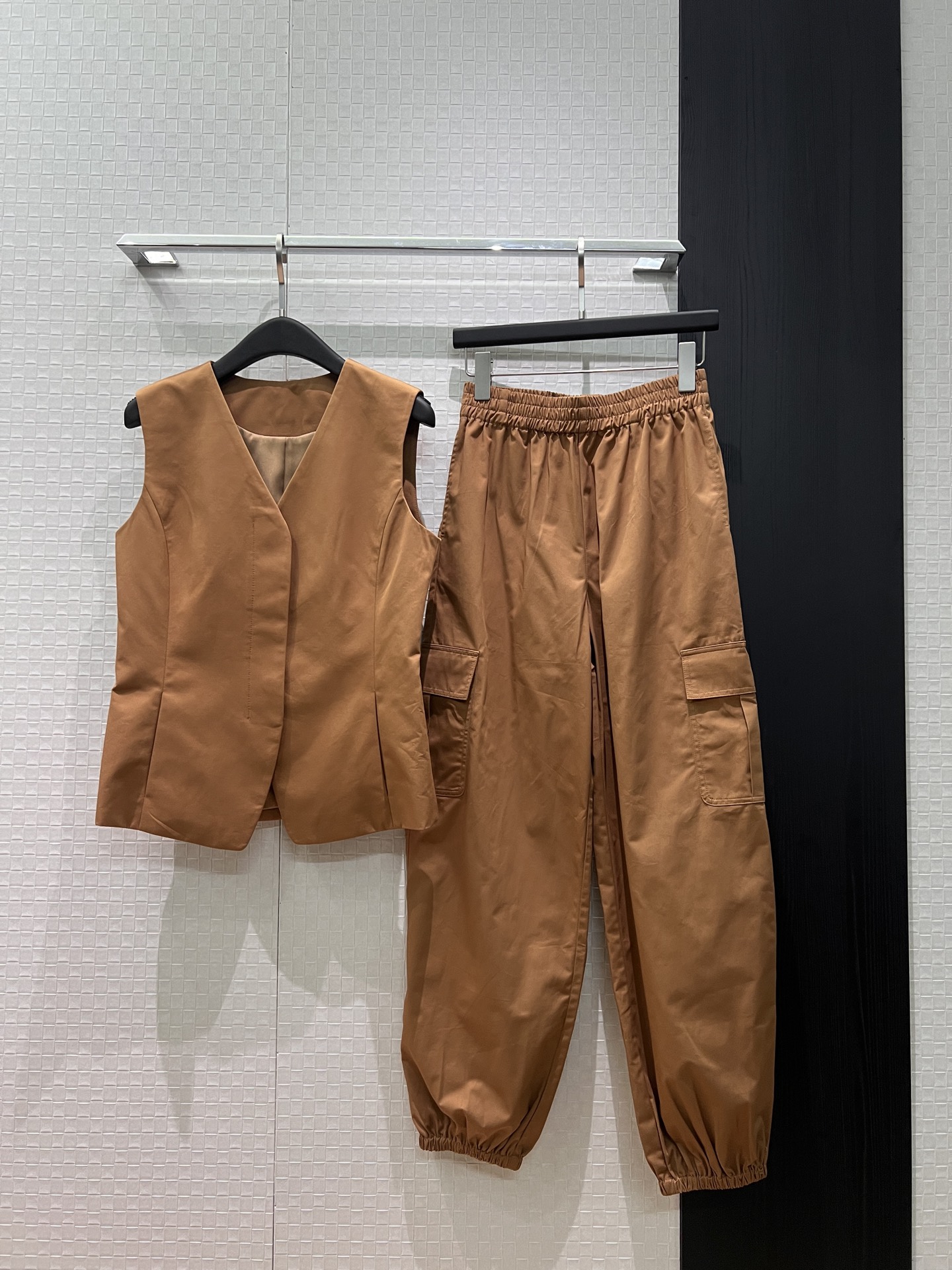 NO:751610,The new three-piece set series of waistcoat pants is coming. Minimalist slim waistcoat top with elastic waist and harem pants. Pair with the same suit jacket. Cargo pockets. Casual and handsome. Black coffee color. SML,,jackets & coats,business suit,19860909马甲裤子新款来袭三件套系列 极简修身马甲上衣松紧腰收脚哈伦裤 搭同款西装外套 工装口袋 休闲帅气 黑色咖色 SML,,jackets & coats,business suit,,Women's clothing