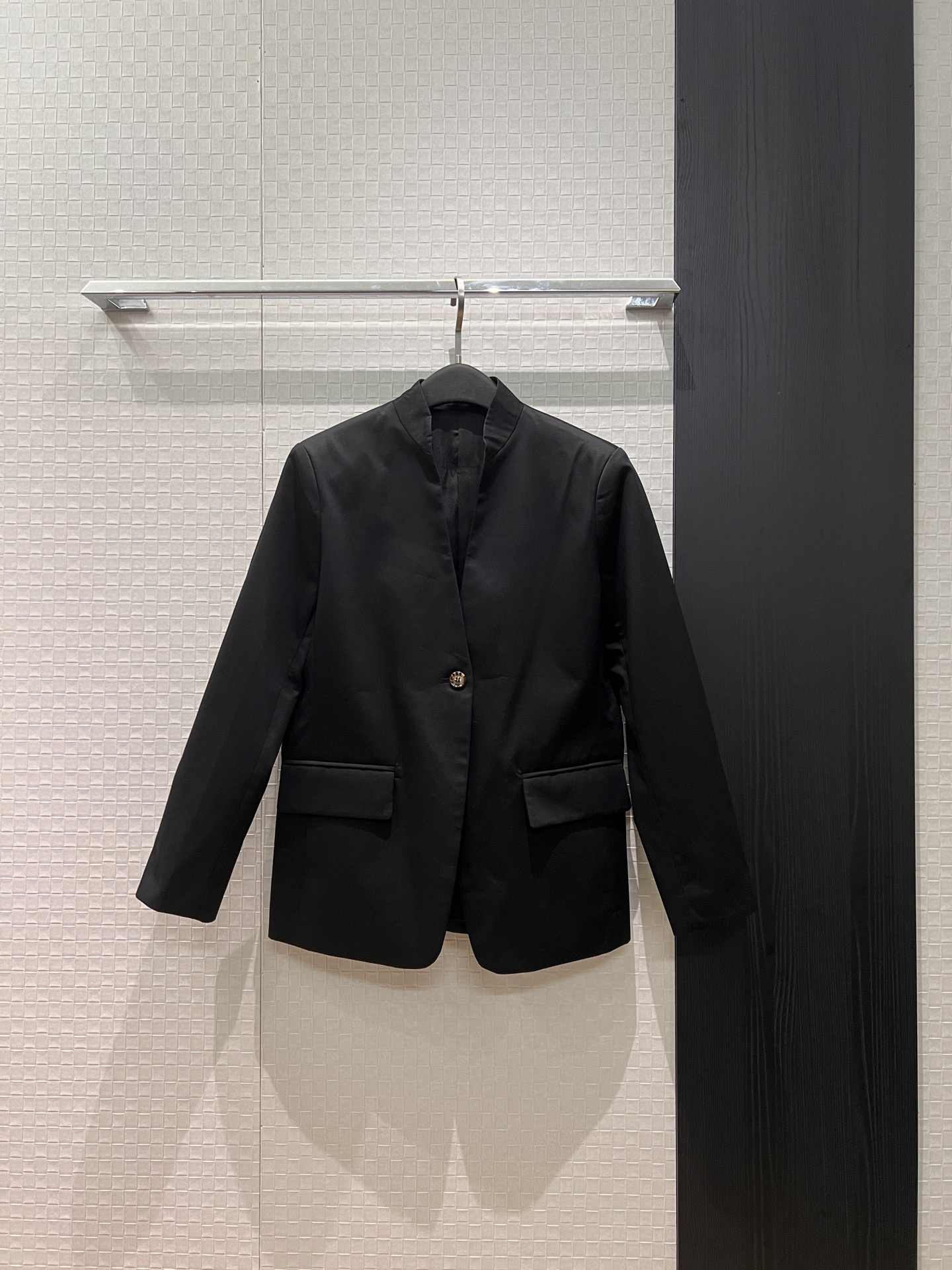 NO:751593,The new style of small stand-up V-neck single-button suit jacket can be worn as a three-piece suit. Casual and versatile. Black coffee color is a must-have for commuting. SML,,jackets & coats,business suit,19860909新款来袭小立领V领单扣西装外套可三件套穿搭 休闲百搭 通勤必备黑色咖色 SML,,jackets & coats,business suit,,Women's clothing