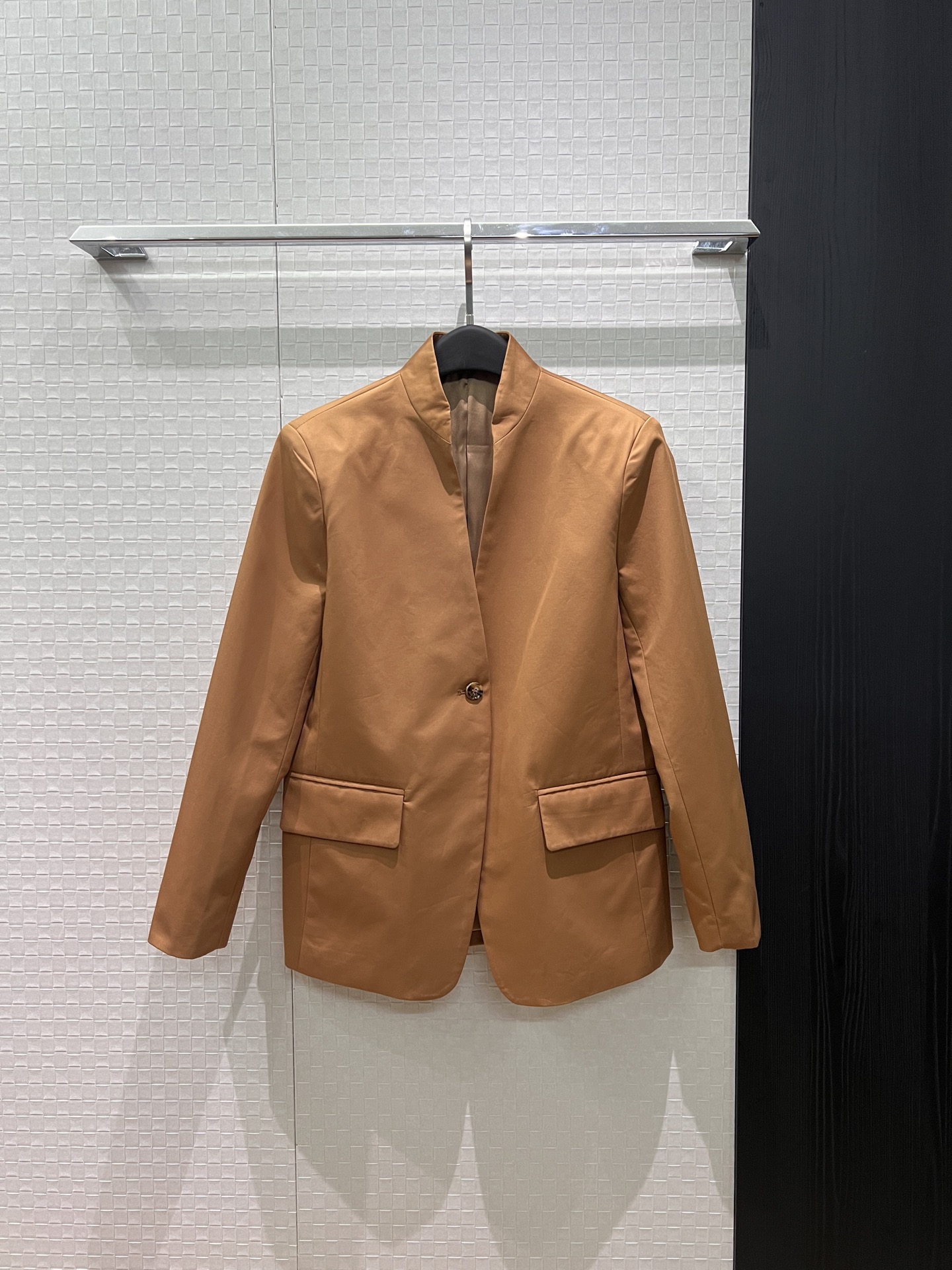 NO:751599,The new style of small stand-up V-neck single-button suit jacket can be worn as a three-piece suit. Casual and versatile. Black coffee color is a must-have for commuting. SML,,jackets & coats,business suit,19860909新款来袭小立领V领单扣西装外套可三件套穿搭 休闲百搭 通勤必备黑色咖色 SML,,jackets & coats,business suit,,Women's clothing