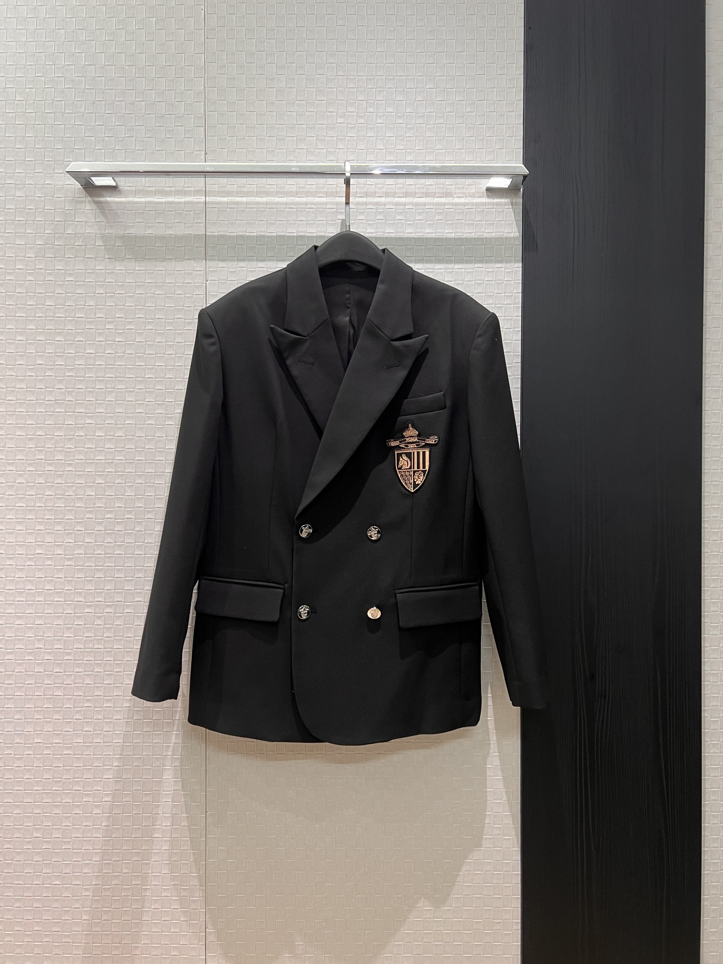 NO:751604,The new style of Tan Jianci and Song Yuqi. Double F embroidered badges decorated with pockets on both sides of the double-breasted suit jacket. College style, fashionable and capable for commuting. Versatile temperament. SML,,jackets & coats,business suit,19860909新款檀健次 宋雨琦同款 双F刺绣徽章装饰双排扣西装外套两侧口袋 学院风时尚干练通勤 气质百搭 SML,,jackets & coats,business suit,,Women's clothing