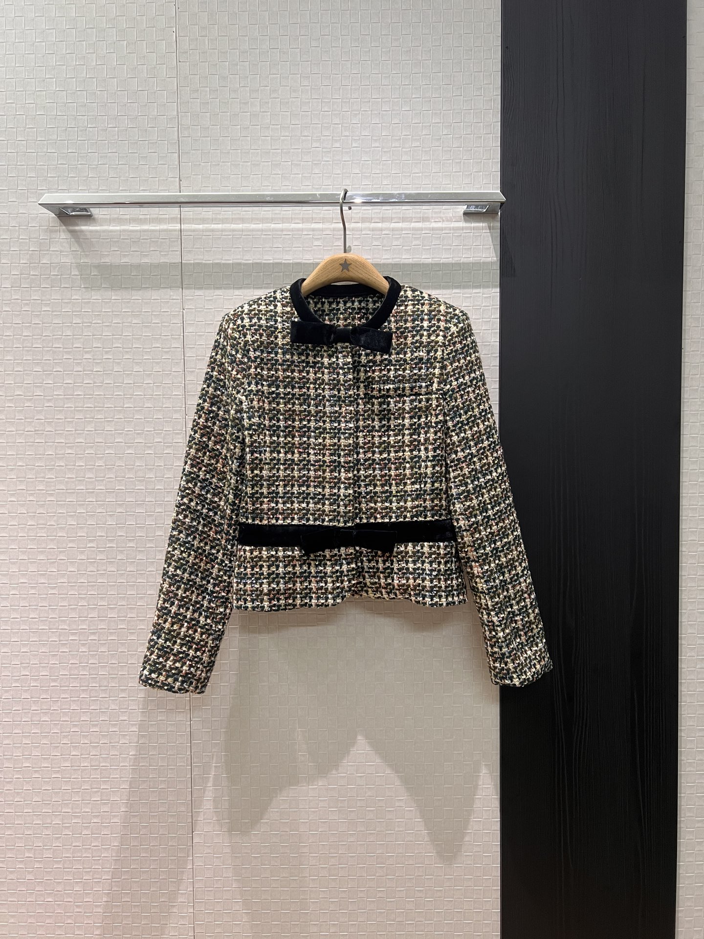 NO:751598,New style of Sun Li and YoonA, catwalk, velvet bow decoration, woven tweed jacket, round neck and waist, logo jacquard lining, elegant and elegant, a must-have for age reduction SML,,jackets & coats,19860909新款孙俪 允儿同款 走秀 丝绒蝴蝶结装饰 编织粗花呢外套圆领收腰 Logo提花内衬气质千金 减龄必备 SML,,jackets & coats,,Women's clothing