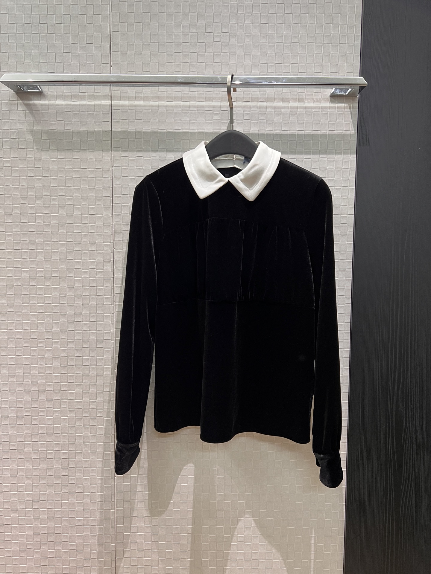 NO:751592,New Liu Wen, Ma Yili and Li Qin's same style. Contrast color white doll collar velvet top with detachable collar. Two-wear design with sweet temperament. Versatile for age reduction. Black and red SML,,19860909新款刘雯马伊琍李沁同款 撞色白色娃娃领丝绒上衣衣领可拆卸 两穿设计气质甜美 减龄百搭 黑色红色 SML,,,Women's clothing