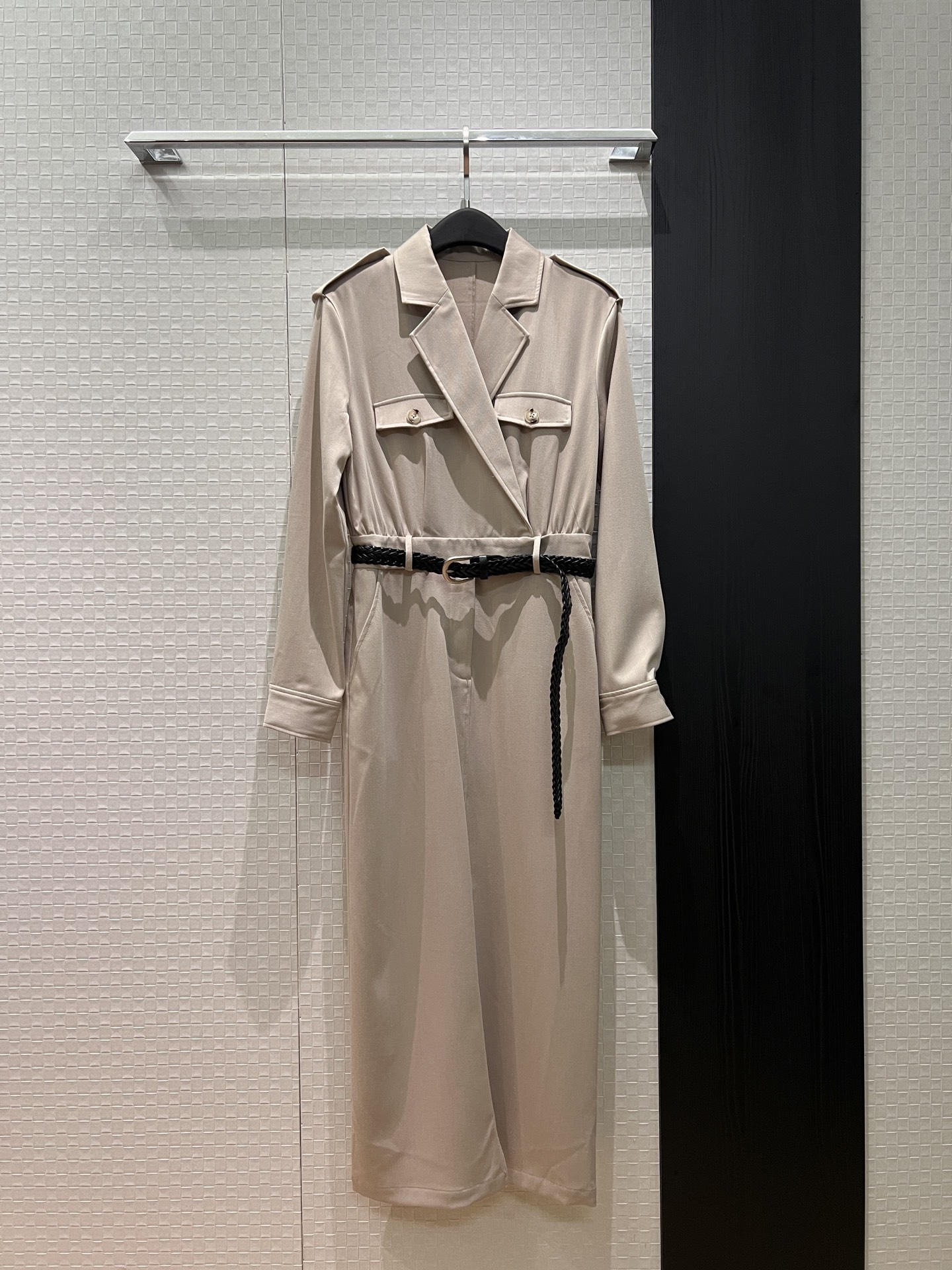 NO:751597,New hunting work style dress. Slit long skirt with fake two-piece design. Decorated with woven belt. Slim and slim. Black khaki SML,,skirts,19860909新款狩猎工装风连衣裙 开叉长裙拼接假两件设计 搭配编织腰带装饰 修身显瘦气场全开 黑色卡其 SML,,skirts,,Women's clothing