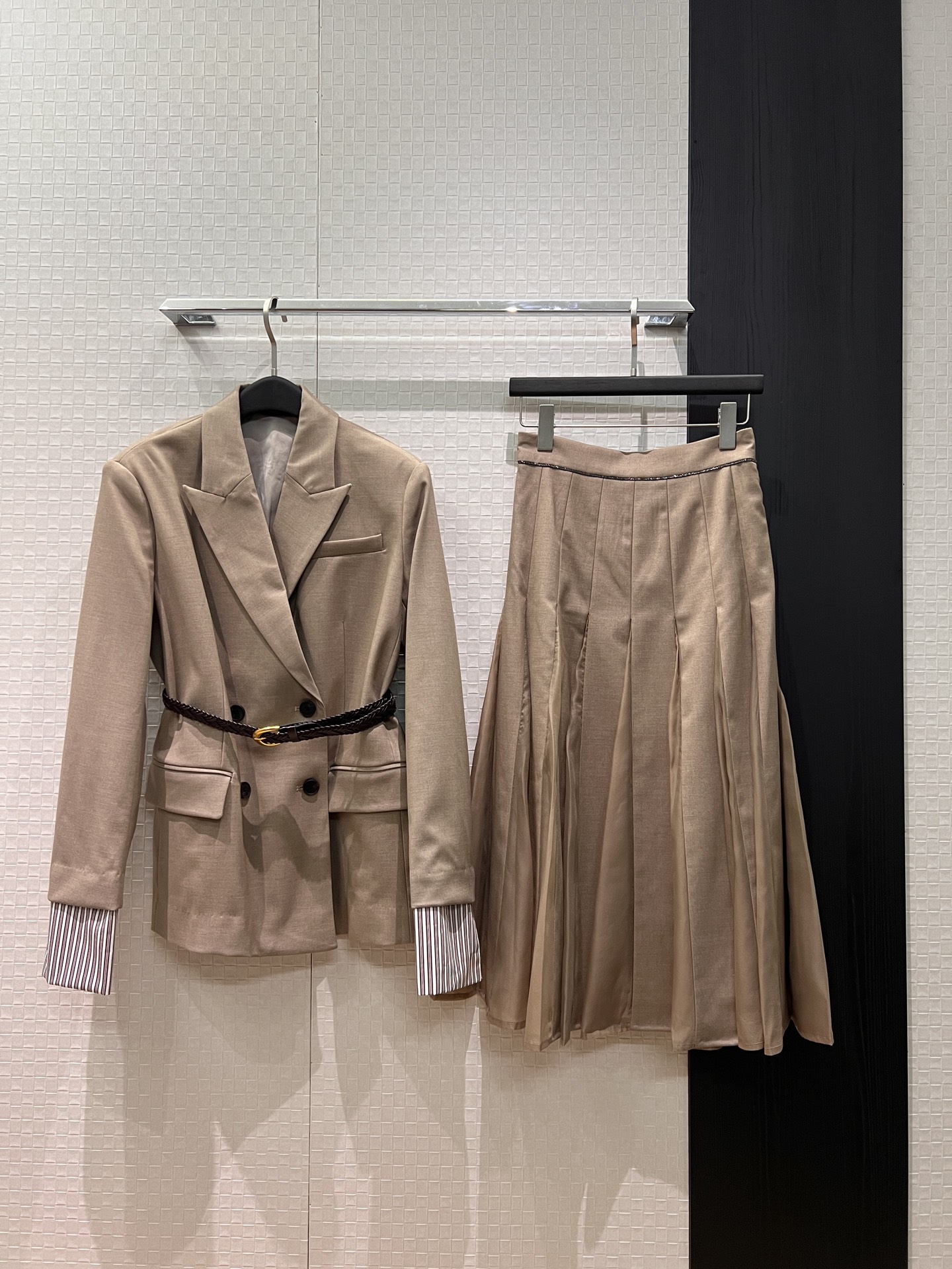 NO:751591,Jacket skirt new style BC double-breasted striped cuff splicing Suit jacket classic bead chain patchwork pleated skirt Striped cuffs detachable Delivery woven belt Temperament commuting Fashion simple SML,,skirts,jackets & coats,business suit,19860909外套半裙新款BC双排扣条纹袖口拼接 西装外套经典珠链拼纱百褶半裙 条纹袖口可拆卸 配送编织腰带 气质通勤 时尚简约SML,,skirts,jackets & coats,business suit,,Women's clothing