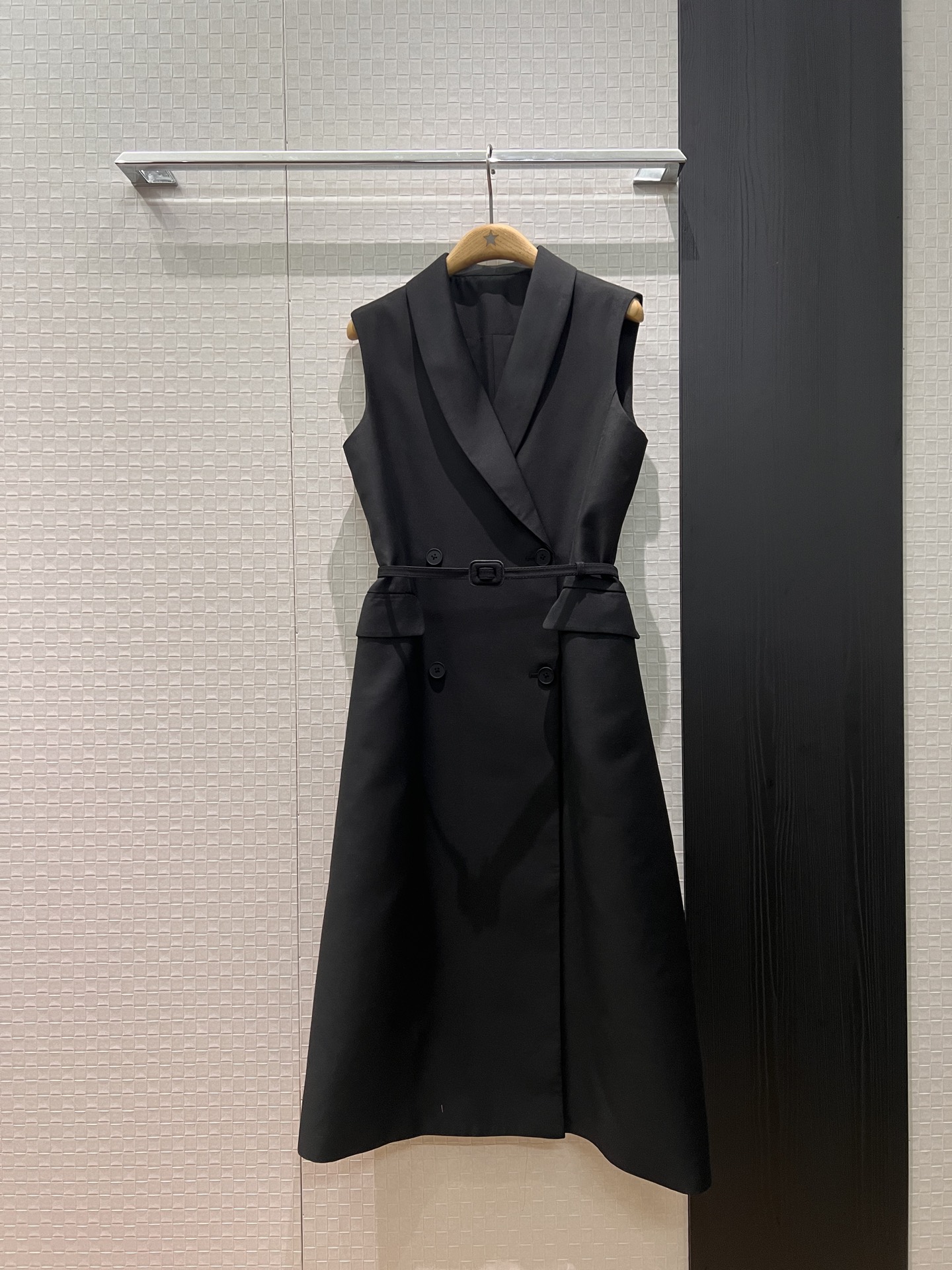 NO:751588,New green fruit collar, double-breasted long vest coat and skirt with belt decoration, three-dimensional tailoring, slimming, simple and fashionable, full of aura, can be worn alone or layered, black/white S-XL,,skirts,jackets & coats,19860909新款青果领 双排扣长款马甲外套裙配送腰带装饰 立体剪裁 修身显瘦简约时髦 气场十足 单穿叠穿都可 黑色/白色 S-XL,,skirts,jackets & coats,,Women's clothing