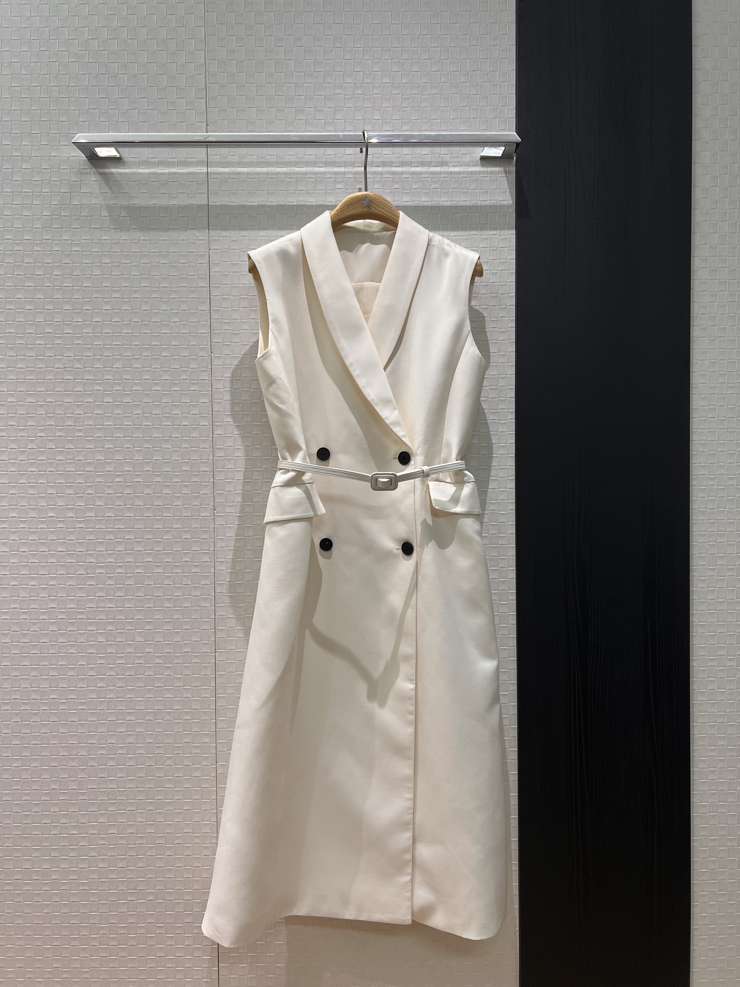 NO:751587,New green fruit collar, double-breasted long vest coat and skirt with belt decoration, three-dimensional tailoring, slimming, simple and fashionable, full of aura, can be worn alone or layered, black/white S-XL,,skirts,jackets & coats,19860909新款青果领 双排扣长款马甲外套裙配送腰带装饰 立体剪裁 修身显瘦简约时髦 气场十足 单穿叠穿都可 黑色/白色 S-XL,,skirts,jackets & coats,,Women's clothing