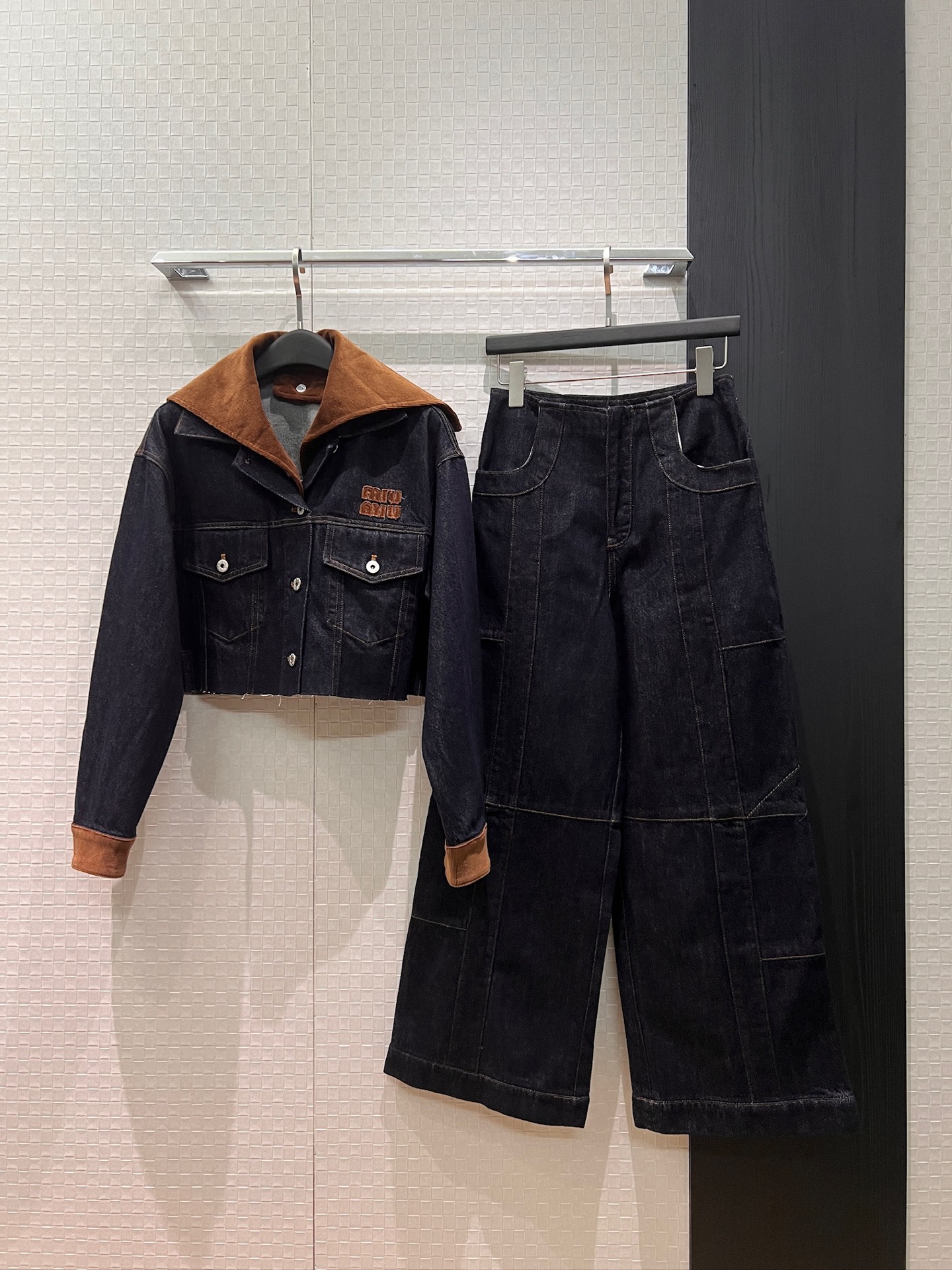 NO:752031,New fake two-piece design Corduroy navy collar decorated short style Raw edge denim jacket collar detachable for two wear Chest patch embroidered miu letter logo Casual loose SML,,miumiu,jackets & coats,19860909新款假两件设计 灯芯绒海军领装饰短款 毛边牛仔外套领可拆卸两穿 胸前贴布刺绣miu字母logo 休闲宽松SML,,miumiu,jackets & coats,,Women's clothing