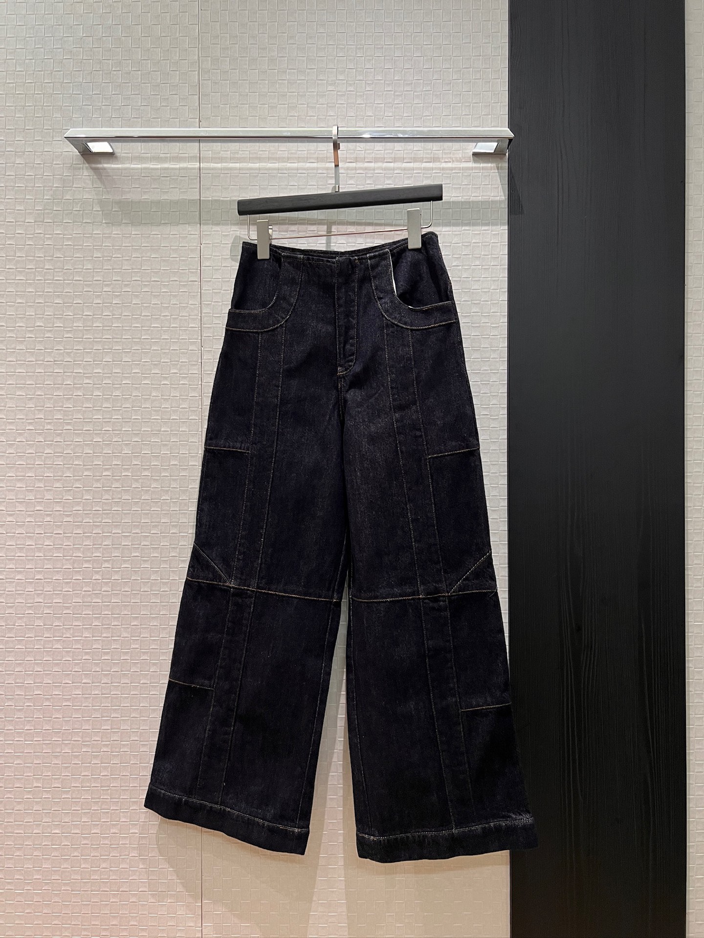 NO:752027,New heavy-duty splicing high-waisted straight wide-leg jeans patched with embroidered miu letter logo, loose and casual, cool and cool SML,,miumiu,jeans,19860909新款重工拼接高腰直筒阔腿牛仔裤贴布刺绣miu字母logo 宽松休闲 酷里酷气SML,,miumiu,jeans,,Women's clothing