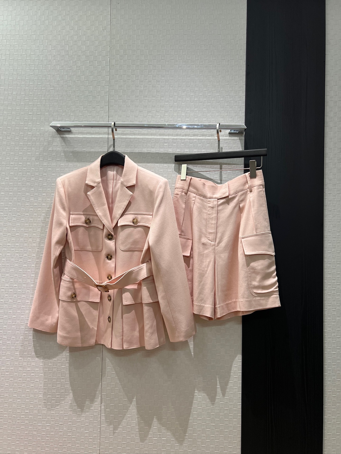 NO:752019,New arrival, Lp belt decoration, workwear four-pocket pink jacket, thin shoulder pads, classic hunting outfit, slim fit, sweet and cool, versatile, fashionable and elegant, can be paired with the same style of trousers SML,, loro piana, jackets & coats,19860909新款来袭Lp系腰带装饰 工装四口袋粉色外套 薄垫肩 经典狩猎装 修身显瘦甜酷百搭 时尚优雅气场全开 可搭同款五分裤 SML,,loro piana,jackets & coats,,Women's clothing