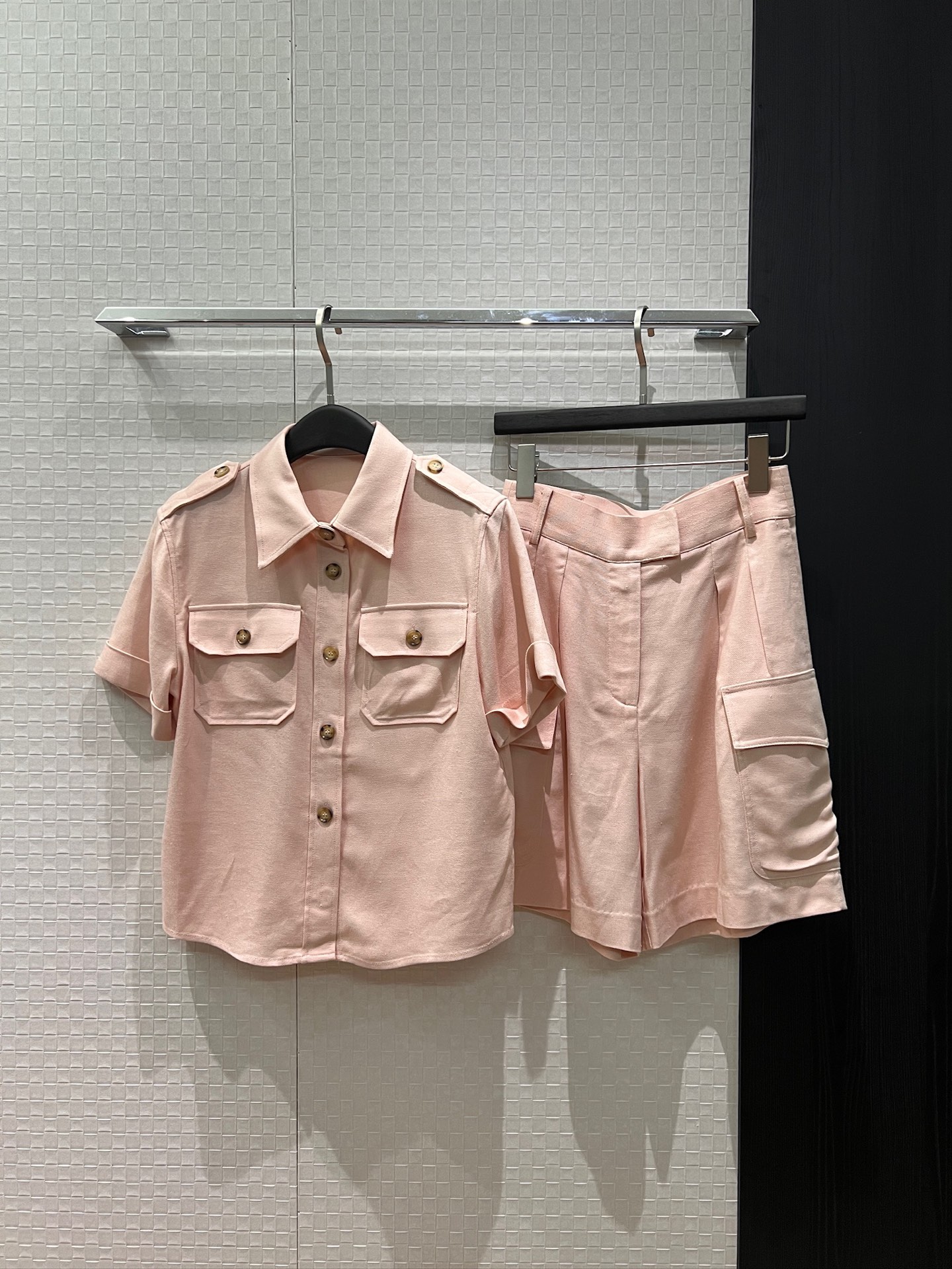 NO:752005,New arrival LP epaulette curled short-sleeved shirt. Chest pocket decoration for casual commuting. Fashionable and versatile. Pair with skirt and cropped pants. Black and pink. SML, loro piana, skirts, T-shirt,19860909新款来袭LP肩章卷边短袖衬衣 胸前口袋装饰休闲通勤 时尚百搭 搭半裙搭五分裤黑色粉色 SML,,loro piana,skirts,T-shirt,,Women's clothing