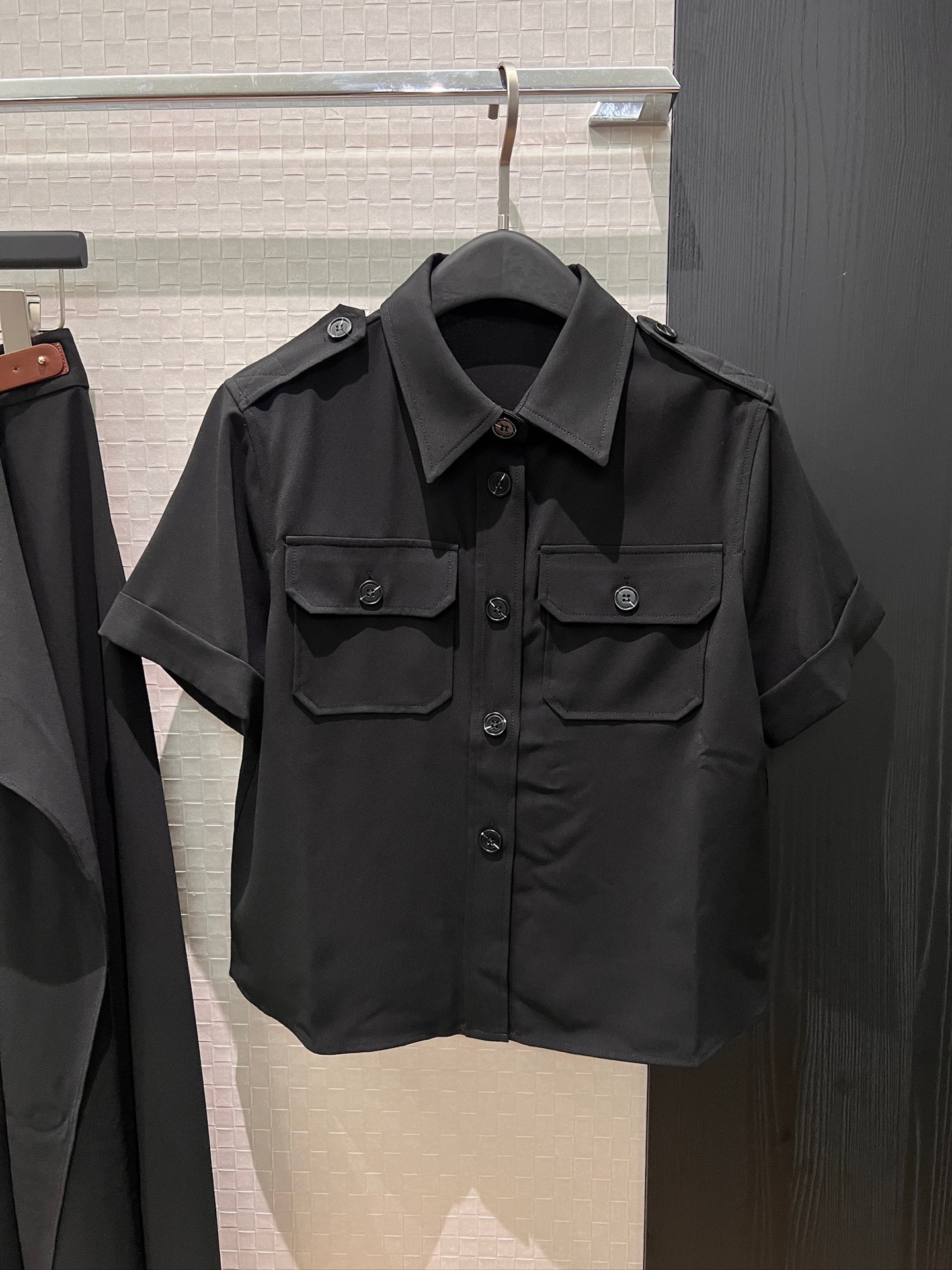 NO:752010,New arrival LP epaulette curled short-sleeved shirt. Chest pocket decoration for casual commuting. Fashionable and versatile. Pair with skirt and cropped pants. Black and pink. SML, loro piana, skirts, T-shirt,19860909新款来袭LP肩章卷边短袖衬衣 胸前口袋装饰休闲通勤 时尚百搭 搭半裙搭五分裤黑色粉色 SML,,loro piana,skirts,T-shirt,,Women's clothing