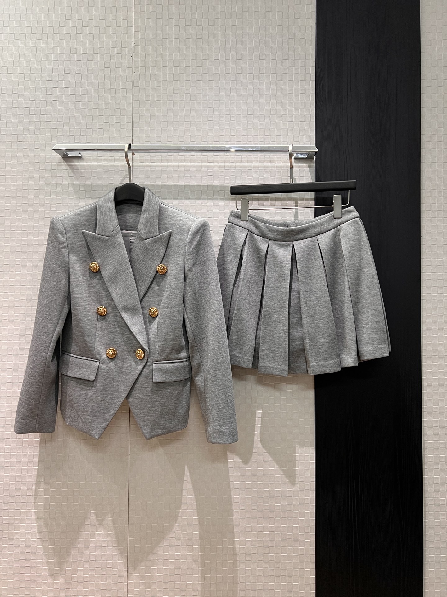 NO:751996,New suit, classic lion double-breasted gold buckle, premium gray waisted suit jacket, pleated skirt, shorts lining design, hardware molding, ladylike temperament, lady age reduction, SML,,skirts,shorts,jackets & coats,business suit,19860909新款套装 经典狮子双排金扣高级灰收腰西装外套百褶半裙 短裤内衬设计 五金开模名媛气质 淑女减龄 SML,,skirts,shorts,jackets & coats,business suit,,Women's clothing