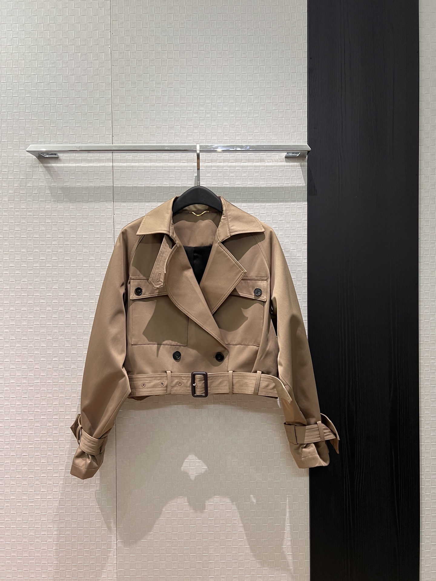 NO:752015,New raglan design, sleeves decorated with belt, short suit collar jacket, loose and fashionable, casual and versatile, reducing age. SML,,jackets & coats,business suit,19860909新款插肩设计 袖带装饰系腰带短款西装领外套宽松时尚 气质休闲百搭减龄 SML,,jackets & coats,business suit,,Women's clothing