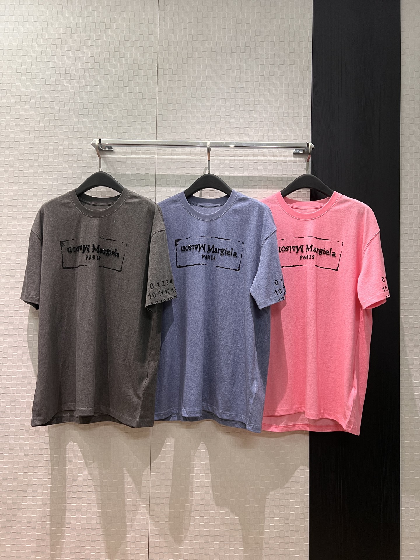 NO:752004,New Margiela mm6 old fried color heavy industry beading logo digital printing T-shirt 6 loose and casual age-reducing versatile gray blue pink SML, masion margiela, masion margiela, tees, t-shirt,19860909新款马吉拉mm6做旧炒色 重工钉珠logo数字印花T恤6宽松休闲 减龄百搭灰蓝粉 SML,,masion margiela,masion margiela,tees，t-shirt,,Women's clothing