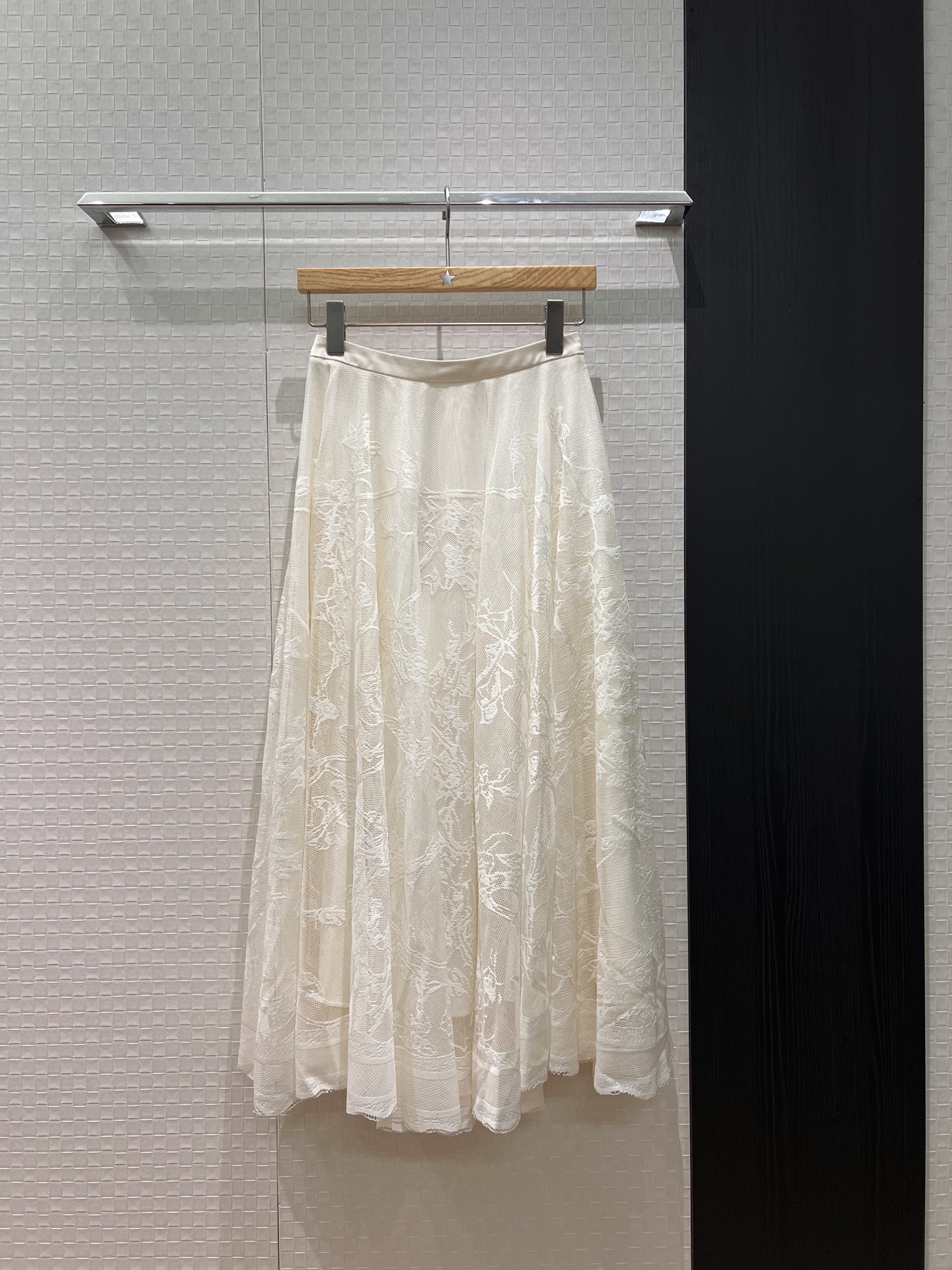 NO:752008,26 new models recommended satin splicing belt French positioning jacquard lace skirt elegant and intellectual age-reducing versatile black and white SML,,skirts,1986090926新款 推荐缎面拼接腰带 法式定位提花蕾丝半裙优雅知性 减龄百搭黑色白色 SML,,skirts,,Women's clothing