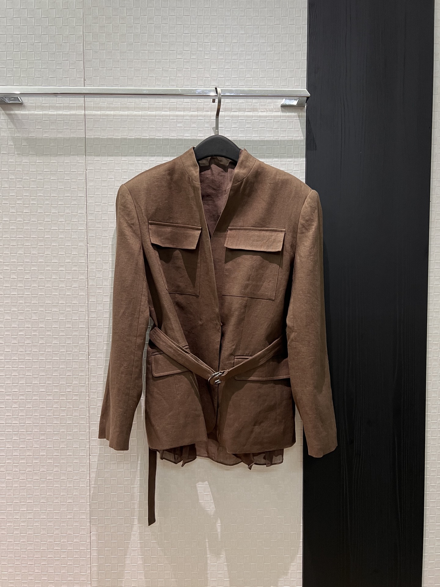 NO:752607,The new BC two-piece set is detachable. V-neck, small stand-up collar, belted linen jacket and linen vest. Flap pockets. Classic bead chain decoration. Old money style with casual fashion. Handsome and sweet. Brown and white. SML,,jackets & coats,19860909新款BC两件套可拆分 V领小立领系腰带亚麻外套亚麻马甲内搭 翻盖口袋 经典珠链装饰 老钱风搭配休闲时尚 帅气甜飒 咖色白色 SML,,jackets & coats,,Women's clothing