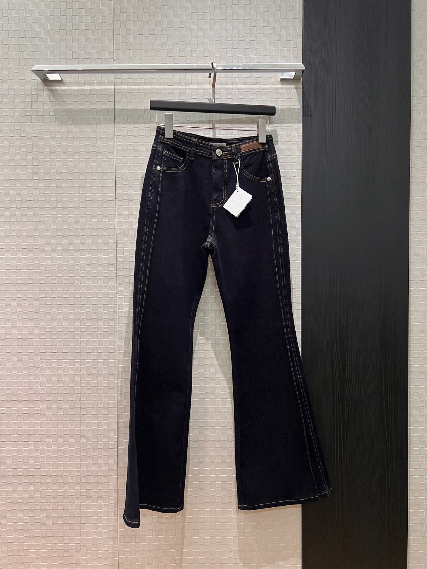 NO:752595,The new BC minimalist mini-marked micro-flare jeans are slim and slim. High-waisted, fashionable and versatile. Dark blue and white. SML,,jeans,19860909新款BC极简小加标微喇叭牛仔裤修身显瘦 高腰时尚百搭不挑人 深蓝白色 SML,,jeans,,Women's clothing