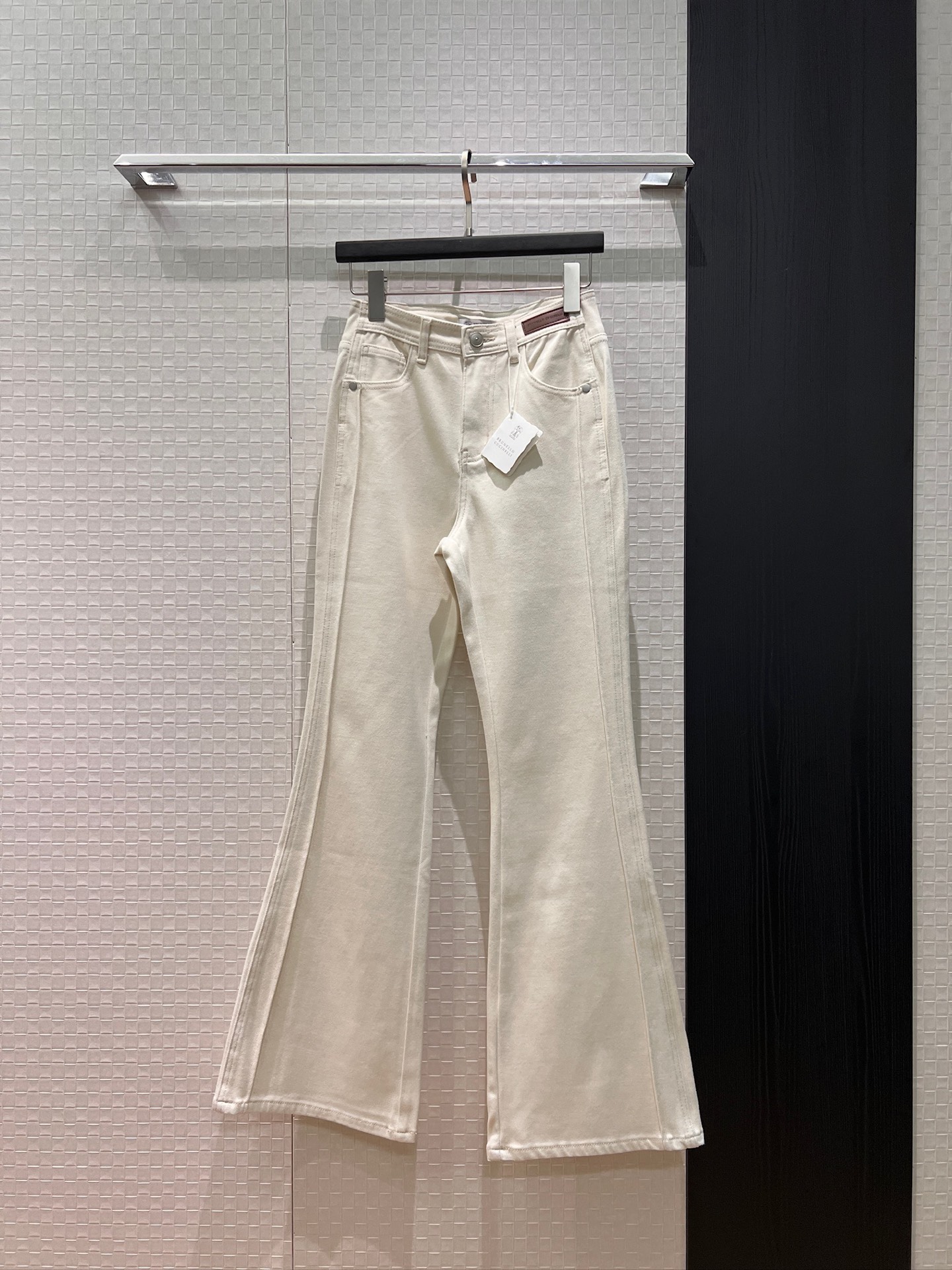 NO:752589,The new BC minimalist mini-marked micro-flare jeans are slim and slim. High-waisted, fashionable and versatile. Dark blue and white. SML,,jeans,19860909新款BC极简小加标微喇叭牛仔裤修身显瘦 高腰时尚百搭不挑人 深蓝白色 SML,,jeans,,Women's clothing