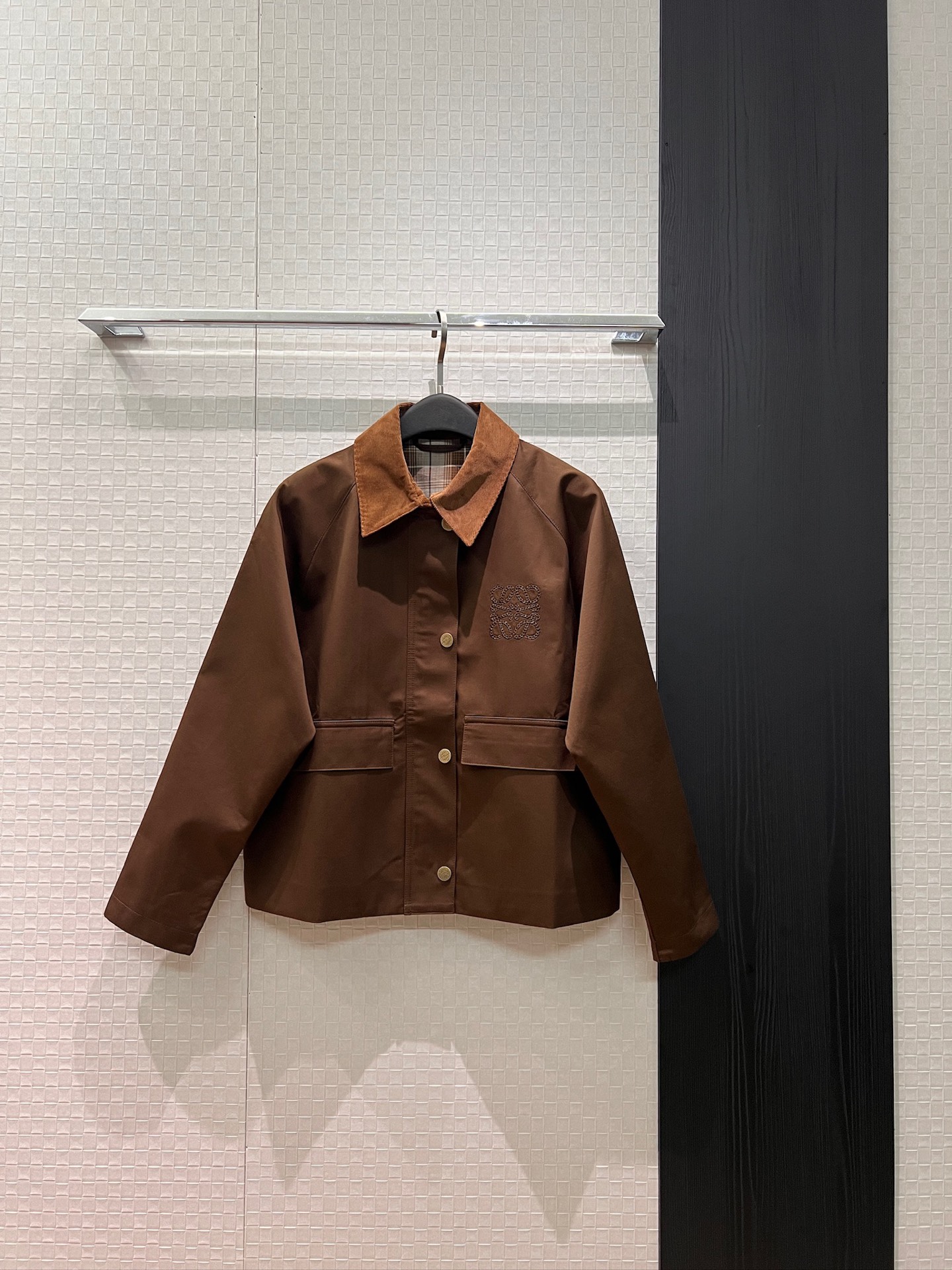 NO:752583,The new loewe short windbreaker jacket with corduroy collar has a loose silhouette, embroidered logo badge on the chest, large flap pockets on both sides, handsome and stylish, sweet, cool and versatile SML,,loewe,jackets & coats,19860909新款来袭loewe拼灯芯绒领短款风衣外套宽松廓形 胸前刺绣logo徽章装饰 两侧翻盖大口袋帅气炸街 甜酷百搭 SML,,loewe,jackets & coats,,Women's clothing