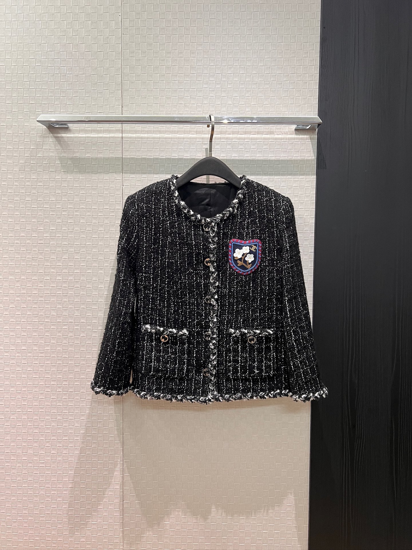 NO:752600,New hand-woven belt decoration embroidered double C badge tweed jacket camellia lining molded hardware accessories socialite daughter SML,,jackets & coats,19860909新款手工编织带装饰 刺绣双C徽章粗花呢外套山茶花内衬 开模五金配件名媛千金 SML,,jackets & coats,,Women's clothing
