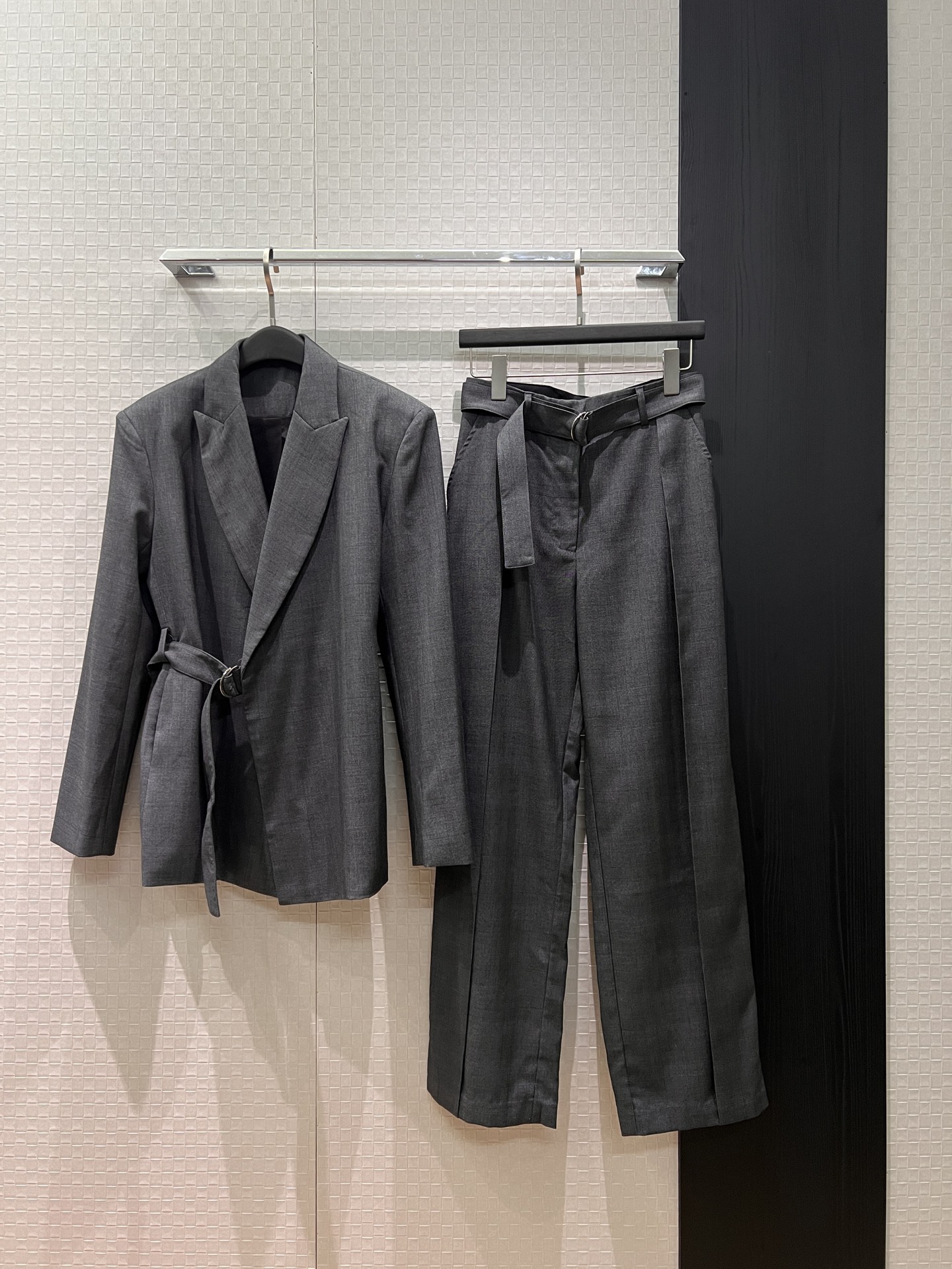 NO:752606,Jackets, trousers, new Loewe asymmetrical lace-up waist decoration, fine plaid suit jacket with belt, plaid trousers belt that can be removed, handsome and capable, cool for commuting, classic Loewe leather label, casual and versatile SML,,loewe,jackets & coats,business suit,19860909外套 裤子新款loewe不对称系带收腰装饰 细格纹西装外套系腰带格纹西裤腰带再拆卸 帅气干练 通勤酷飒 经典loewe皮标 休闲百搭 SML,,loewe,jackets & coats,business suit,,Women's clothing