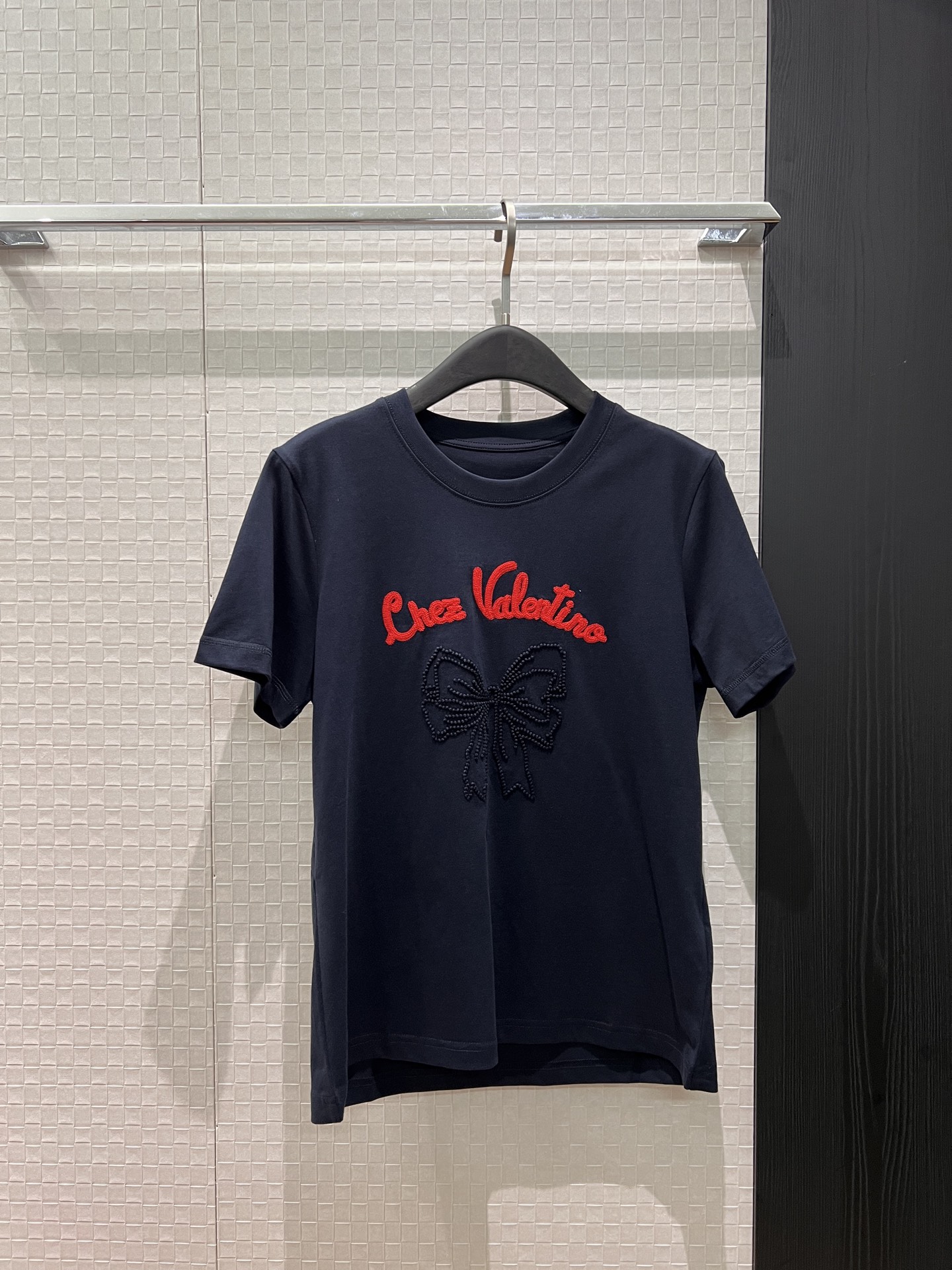 NO:752594,New three-dimensional cross-stitch with heavy craftsmanship, bow logo letter T-shirt front shoulder design, fashionable and age-reducing, casual and versatile, dark blue and white SML,,tees,t-shirt,19860909新款重工艺立体十字绣 蝴蝶结logo字母T恤正肩设计 时尚减龄 休闲百搭 深蓝白色 SML,,tees，t-shirt,,Women's clothing