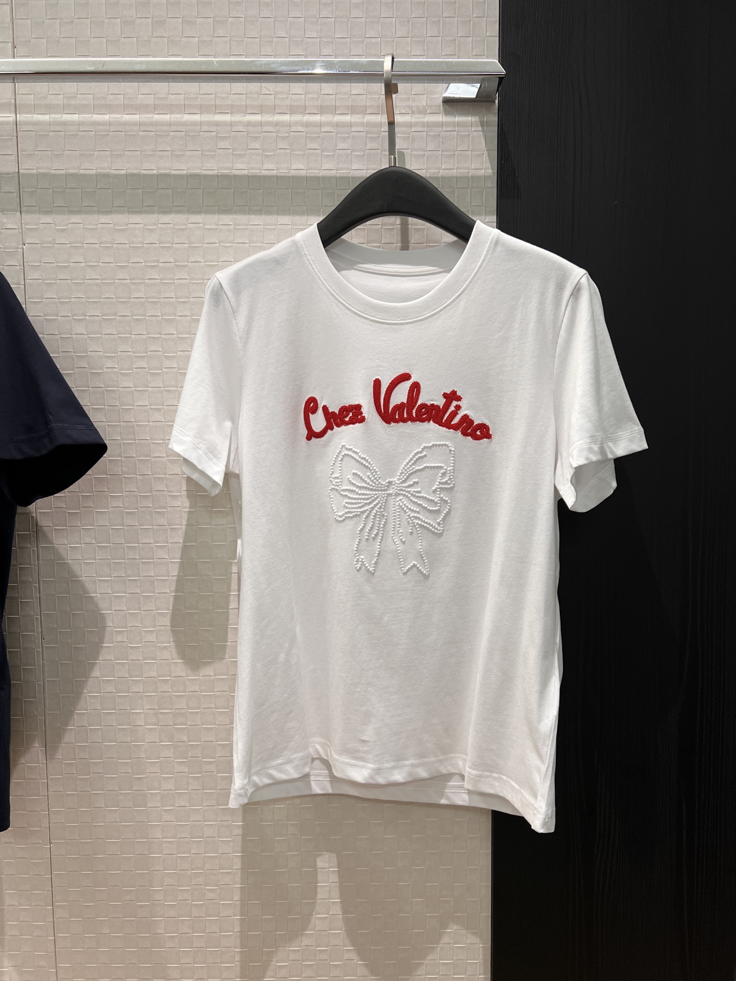 NO:752588,New three-dimensional cross-stitch with heavy craftsmanship, bow logo letter T-shirt front shoulder design, fashionable and age-reducing, casual and versatile, dark blue and white SML,,tees,t-shirt,19860909新款重工艺立体十字绣 蝴蝶结logo字母T恤正肩设计 时尚减龄 休闲百搭 深蓝白色 SML,,tees，t-shirt,,Women's clothing