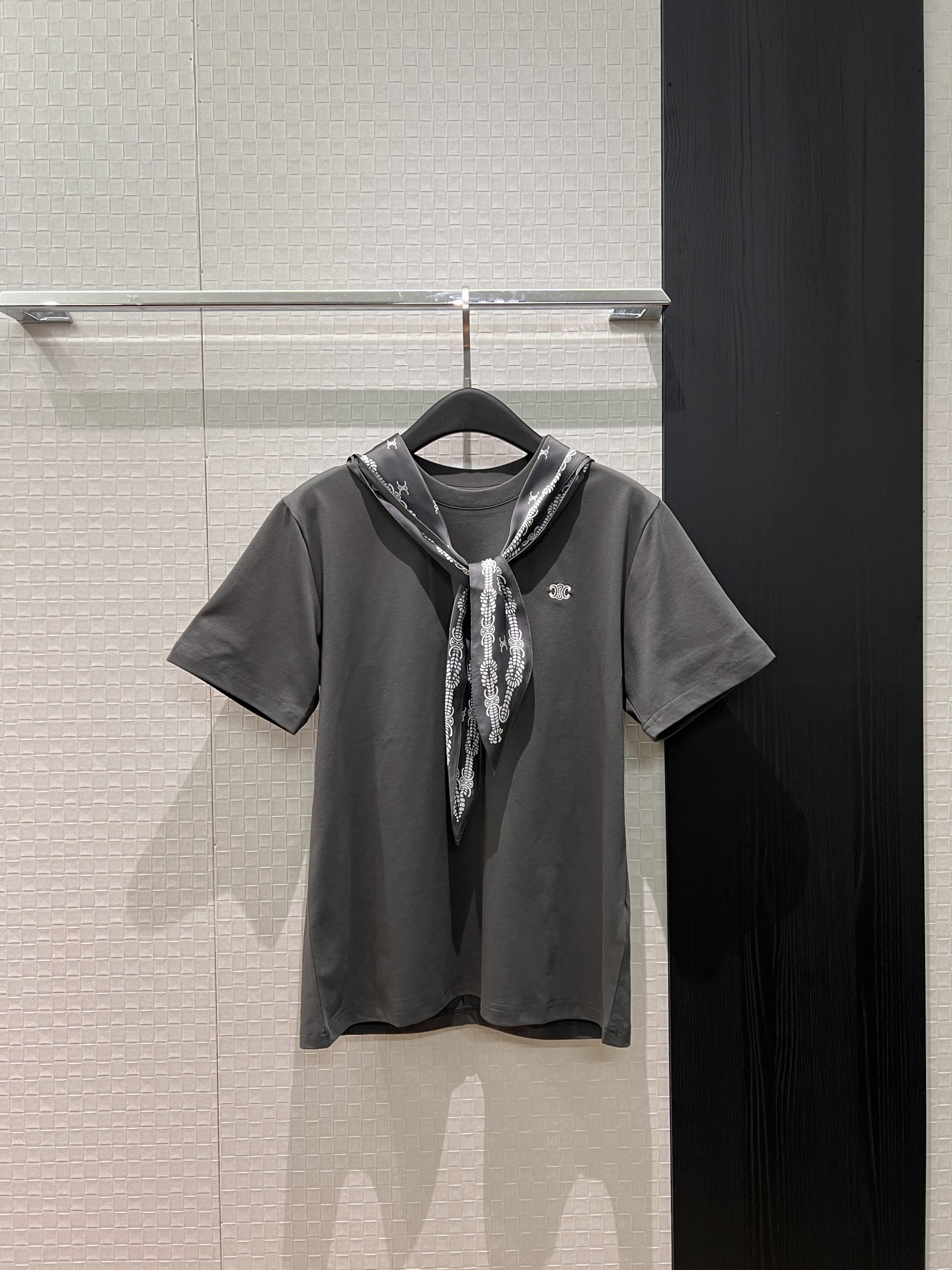 NO:752582,New positioning printed silk scarf decoration with embroidered Arc de Triomphe small logo right shoulder T-shirt, simple and fashionable, versatile gray and white temperament, SML, tees, t-shirt,19860909新款定位印花丝巾装饰搭配 刺绣凯旋门小logo正肩T恤 简约时尚 气质百搭灰白色 SML,,tees，t-shirt,,Women's clothing