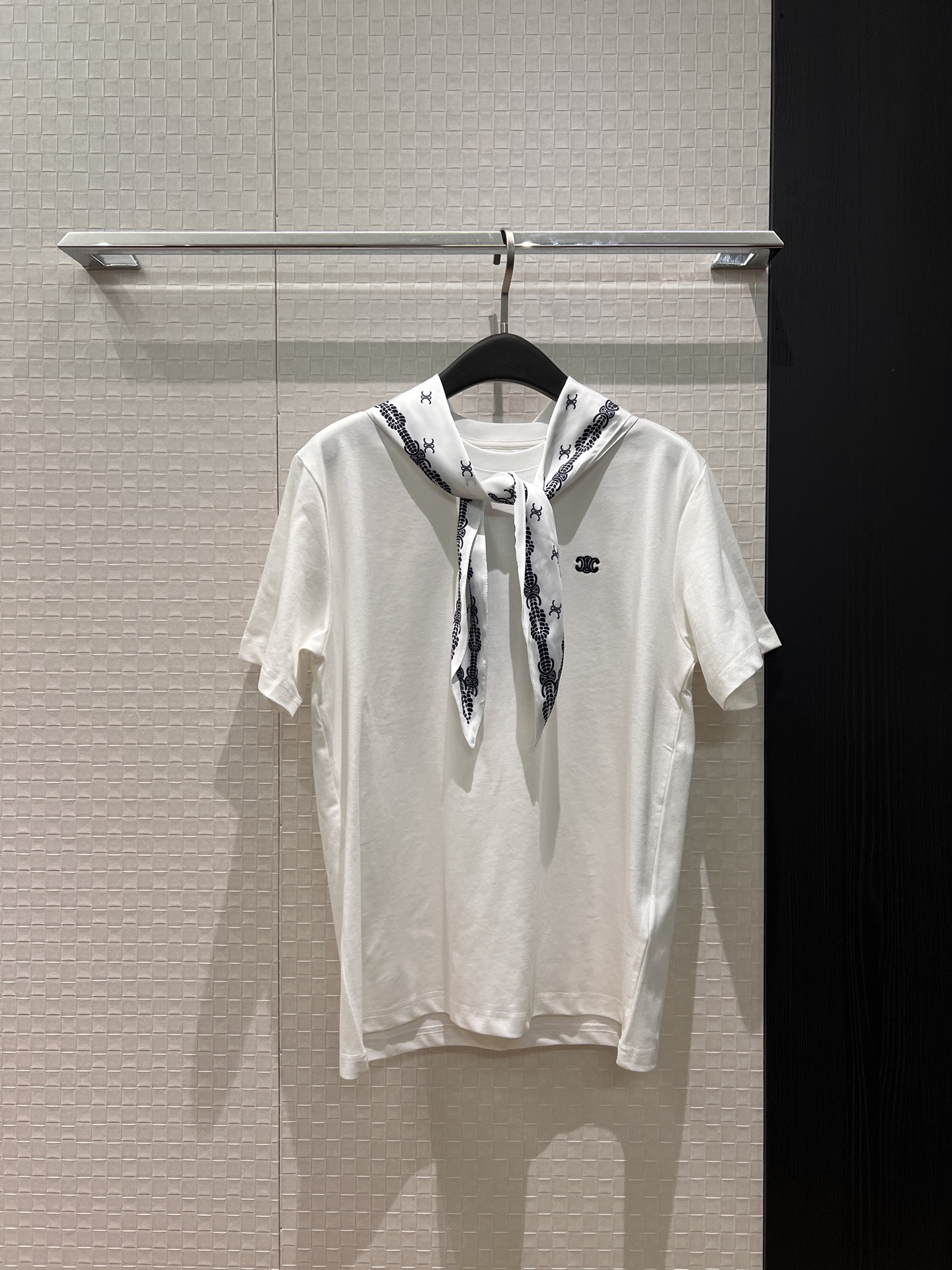 NO:752605,New positioning printed silk scarf decoration with embroidered Arc de Triomphe small logo right shoulder T-shirt, simple and fashionable, versatile gray and white temperament, SML, tees, t-shirt,19860909新款定位印花丝巾装饰搭配 刺绣凯旋门小logo正肩T恤 简约时尚 气质百搭灰白色 SML,,tees，t-shirt,,Women's clothing