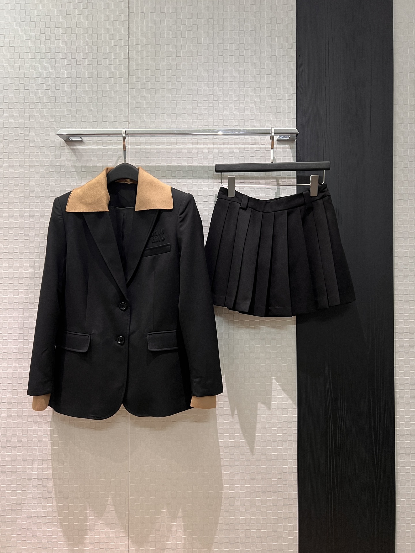 NO:752599,Jacket, skirt, new miu style outfit, fake two-piece design, contrast rib knitted collar decoration, suit jacket, pleated skirt, shorts lining, cuff collar, removable bust patch, embroidered logo letters, old money style, commuting fashion, versatile temperament, SML,,miumiu,skirts,shorts,jackets & coats,business suit,19860909外套 半裙新款miu式穿搭 假两件设计 撞色罗纹针织衣领袖口装饰 西装外套百褶半裙 短裤内衬 袖口衣领可拆卸胸围贴布刺绣logo字母 老钱风 通勤时尚 气质百搭 SML,,miumiu,skirts,shorts,jackets & coats,business suit,,Women's clothing