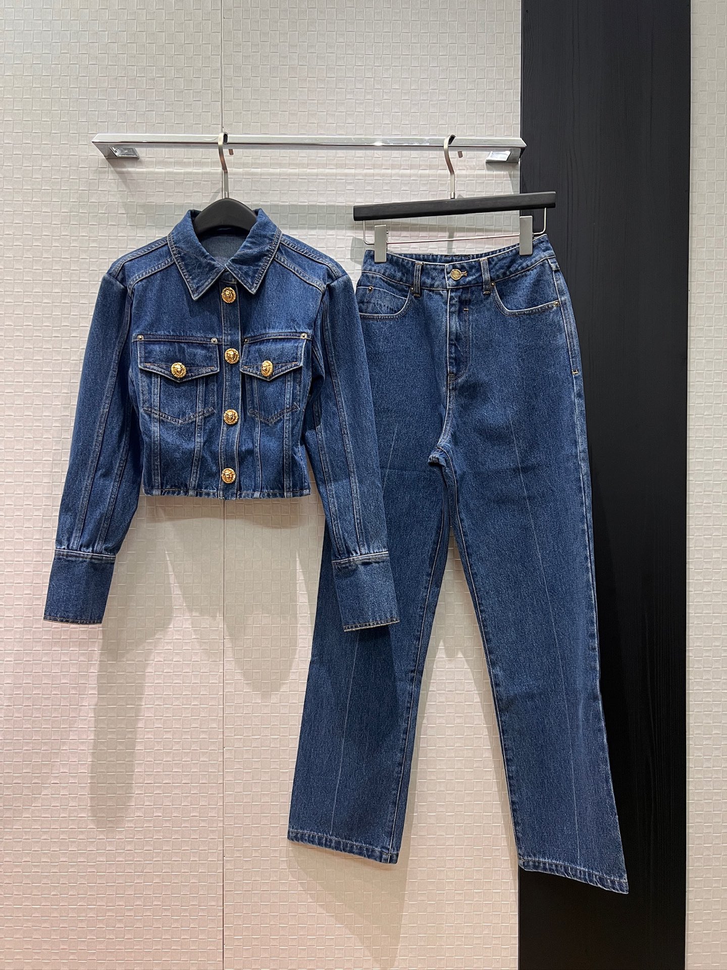 NO:752587,New Korean star's same style. Lion gold buckle short waisted denim jacket with three-dimensional tailoring. Splicing design. Classic gold buckle with same style jeans. Slimming and slimming. SML,,jeans,jackets & coats,19860909新款来袭韩星同款 狮子金扣短款收腰牛仔外套立体剪裁 拼接设计 经典金扣搭同款牛仔裤 修身显瘦 SML,,jeans,jackets & coats,,Women's clothing