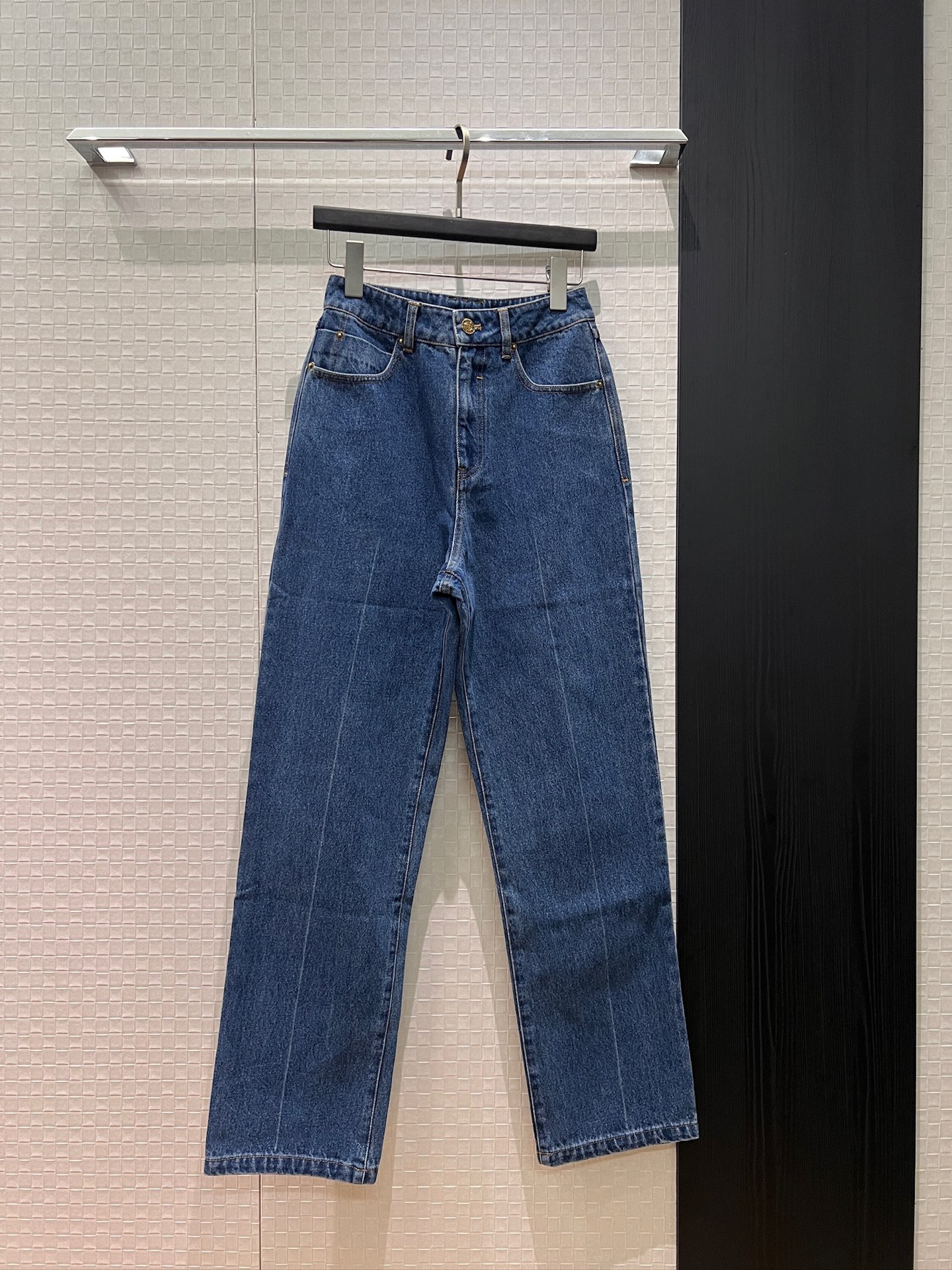 NO:752581,New style jeans with split marks and washed design. Extremely simple. Positioned washed back pocket logo embroidery. Leather label. Fashionable and casual. Versatile for age reduction. SML,,jeans,19860909新款来袭拆痕洗水设计牛仔裤 极简直筒 定位洗水后口袋logo刺绣 皮标 时尚休闲 减龄百搭SML,,jeans,,Women's clothing