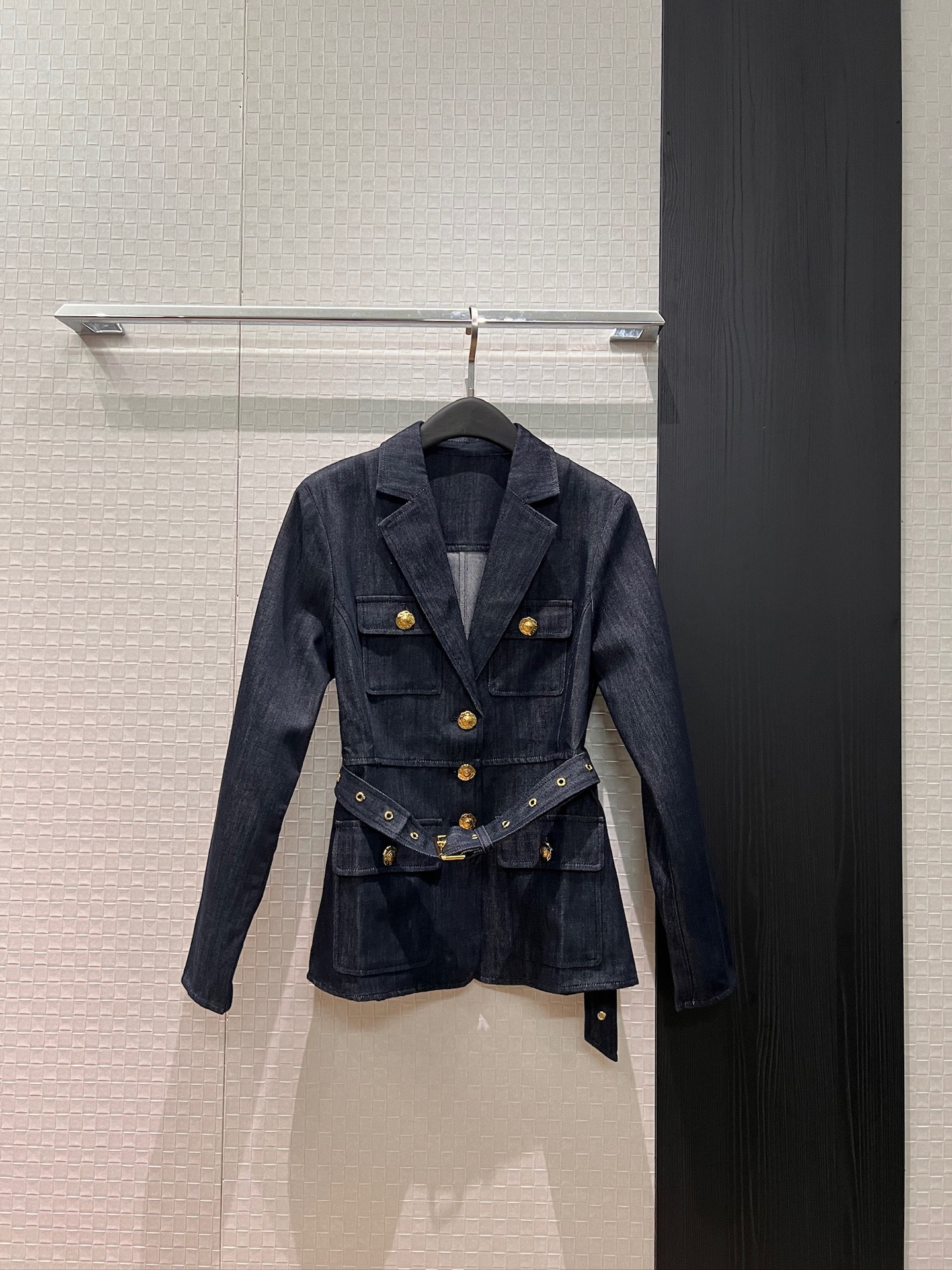 NO:752593,The new arrival is the same style as Zhuzhu. Belt to decorate the suit collar. Gold buckle waisted denim jacket. Slim fit and four pocket decoration. Sweet, cool and versatile. Full of fashionable and elegant aura. SML,,jackets & coats,business suit,19860909新款来袭朱珠同款 系腰带装饰西装领 金扣收腰牛仔外套 修身显瘦四口袋装饰 甜酷百搭 时尚优雅气场全开 SML,,jackets & coats,business suit,,Women's clothing