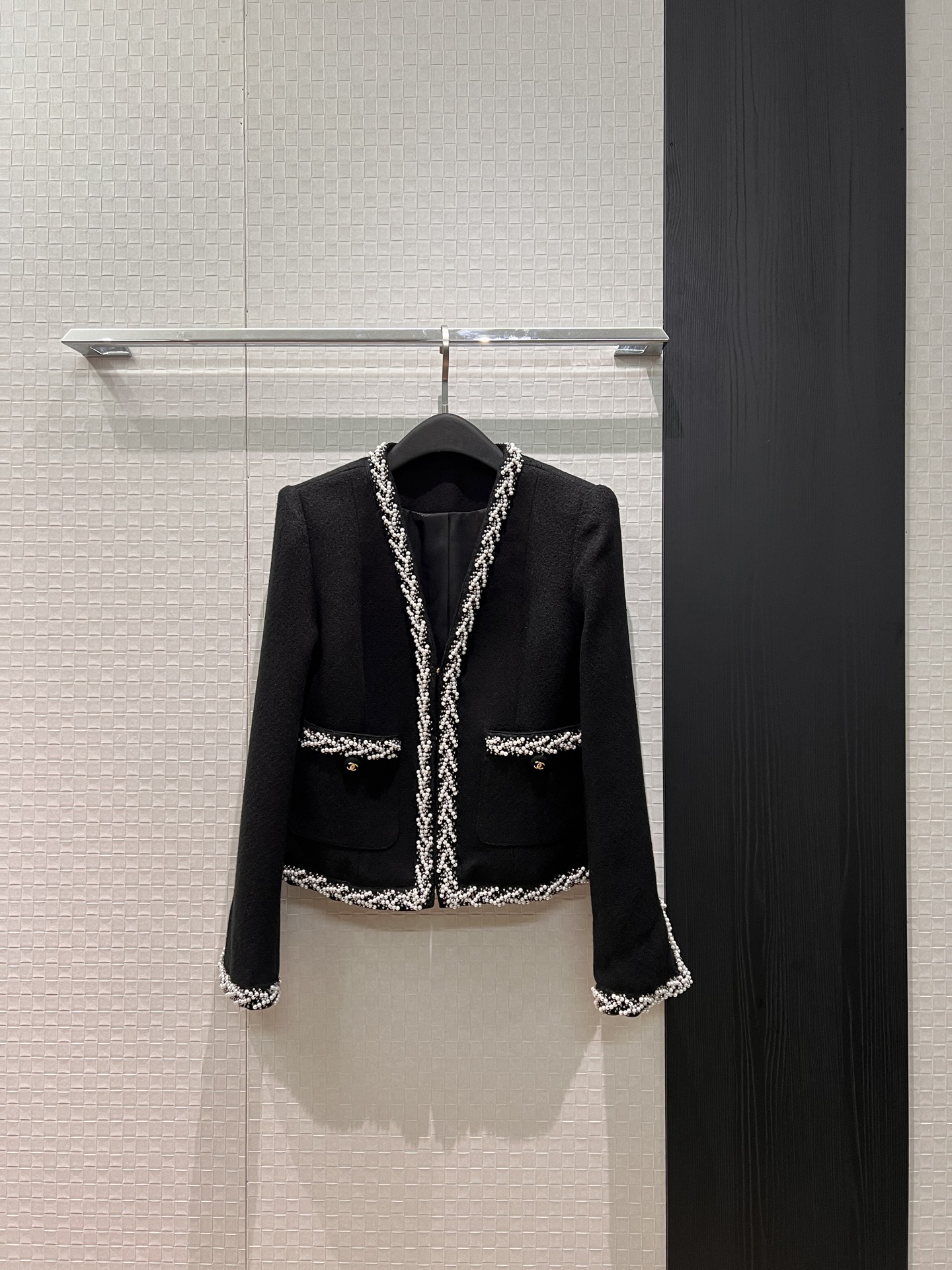 NO:752577,New overweight hand-beaded V-neck tweed jacket with double C buttons, camellia lining, ladylike elegance, exquisite lady SML,,jackets & coats,19860909新款超重手工钉珠装饰V领粗花呢外套双C扣子 山茶花内衬气质名媛 精致淑女 SML,,jackets & coats,,Women's clothing