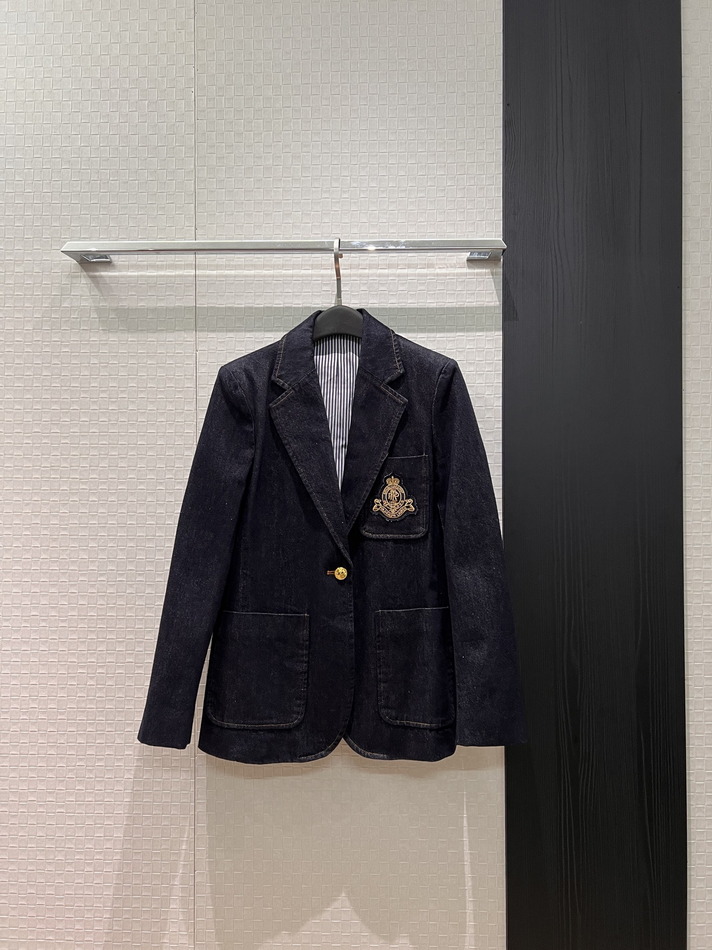 NO:753102,New RL embroidered badge decoration, single-button denim suit jacket, classic style, striped lining, fashionable and casual, slim fit, handsome and versatile SML,,jackets & coats,business suit,19860909新款RL刺绣徽章装饰 单扣牛仔西装外套经典版型 条纹内衬 时尚休闲 修身显瘦 帅气百搭SML,,jackets & coats,business suit,,Women's clothing