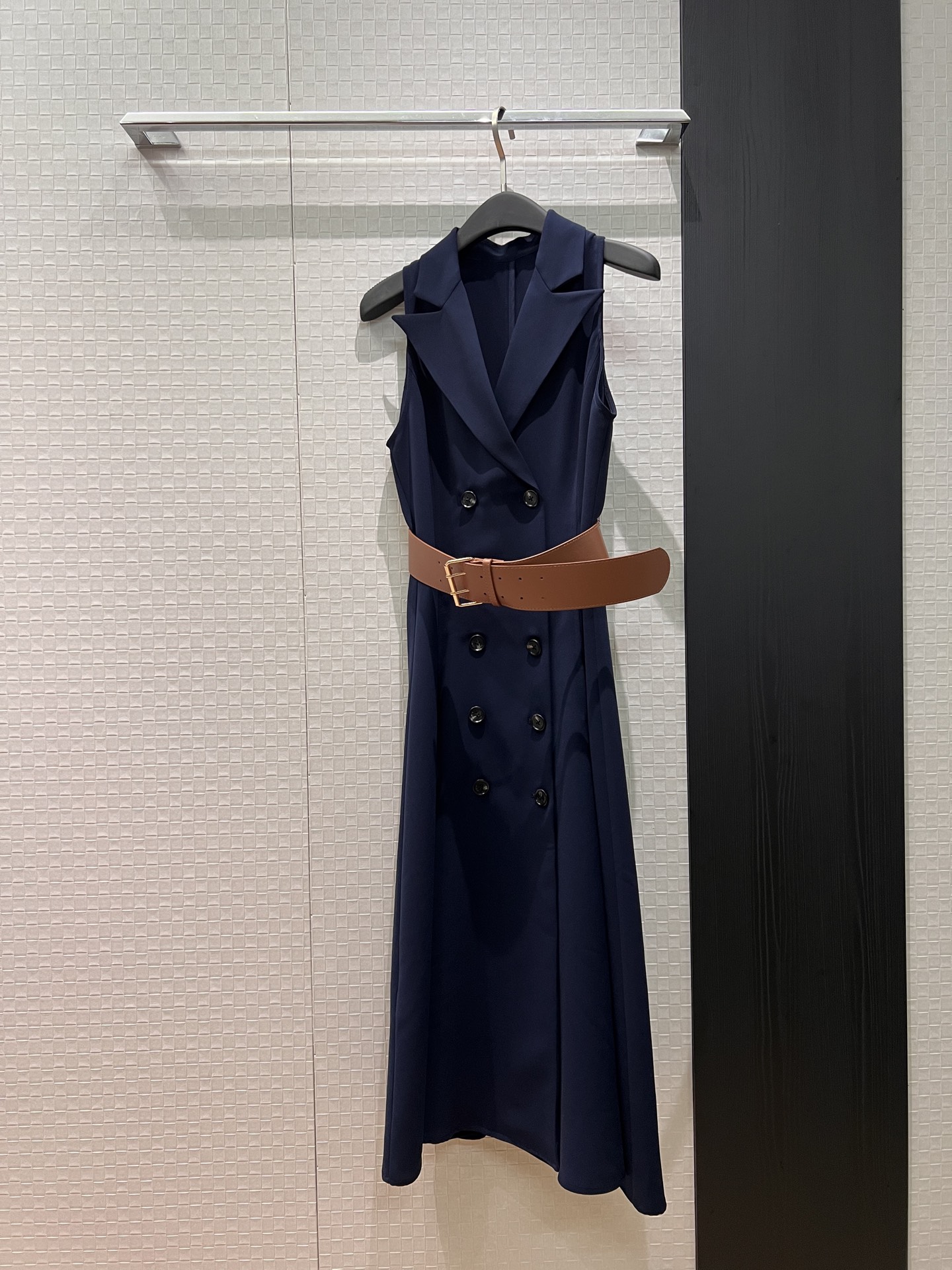NO:753090,New RL dark blue series, double-breasted suit collar, sleeveless halterneck long skirt, dress delivery belt with waist-cinching decoration, pockets on both sides, fashion socialite SML,,skirts,business suit,19860909新款RL深蓝系列 西装领双排扣 无袖挂脖背心长裙 连衣裙配送腰带收腰装饰 两侧有口袋 时尚名媛SML,,skirts,business suit,,Women's clothing