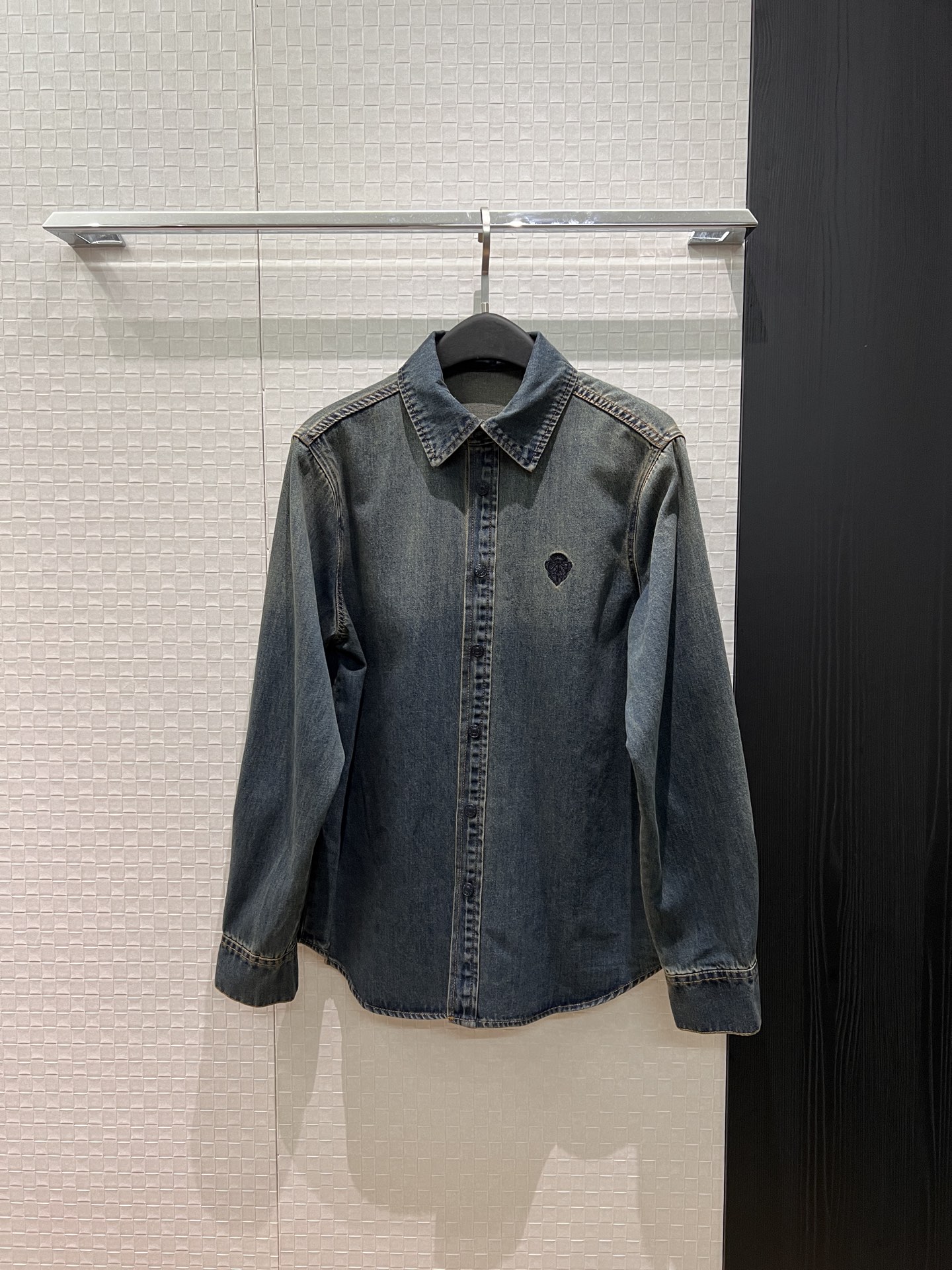 NO:753086,New Song Weilong same style embroidered logo retro washed loose denim shirt fashionable and casual, handsome and versatile, same style skirt jeans S-XL,,skirts,jeans,19860909新款宋威龙同款 刺绣徽标复古洗水宽松牛仔衬衣时尚休闲 帅气百搭 同款半裙牛仔裤S-XL,,skirts,jeans,,Women's clothing