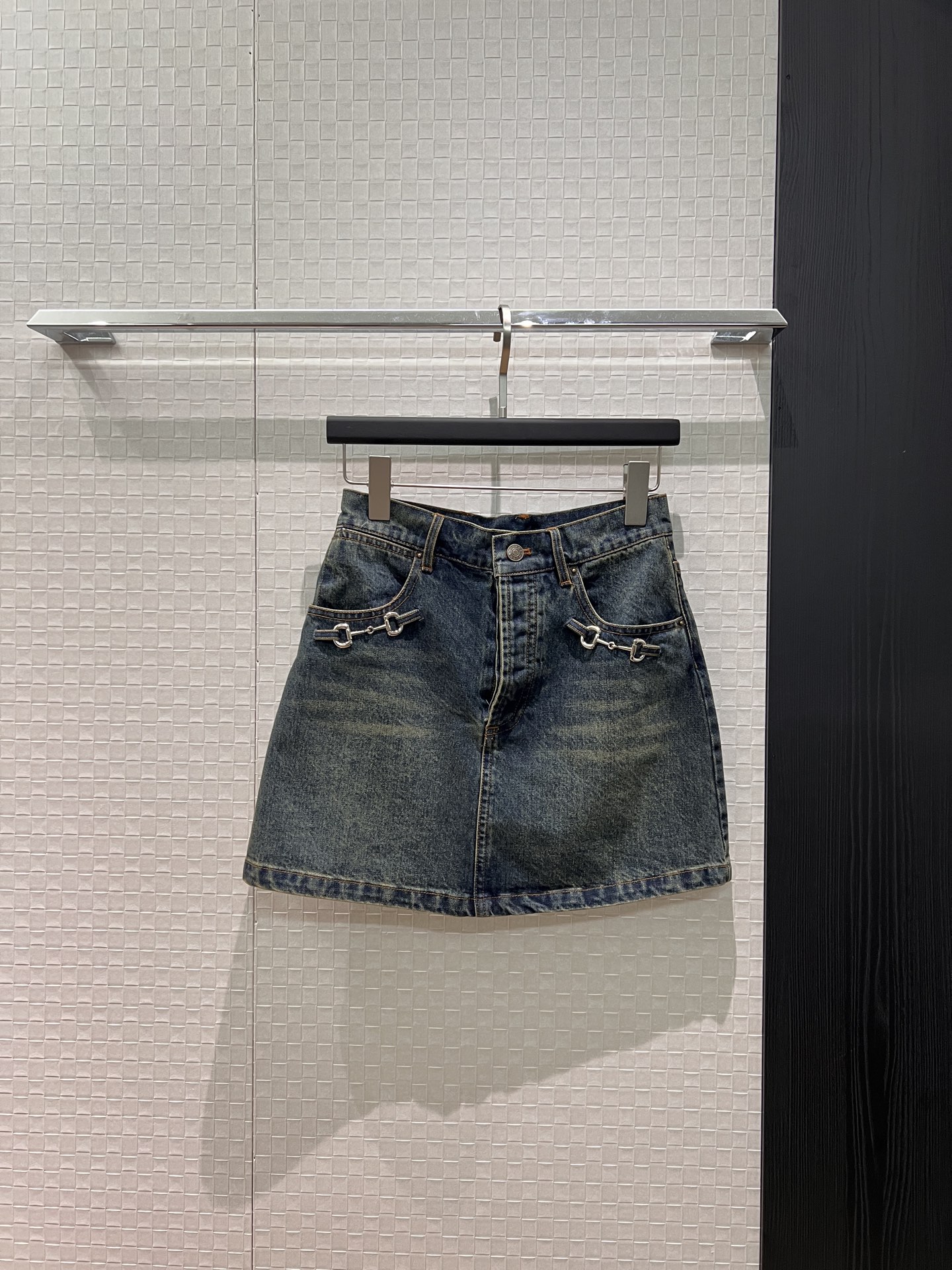 NO:753080,New style horsebit decoration, retro washed denim skirt, A-line skirt, molded hardware leather label, age-reducing and versatile S-XL,,skirts,19860909新款马衔扣装饰 复古洗水牛仔半裙A字短裙 开模五金皮标 减龄百搭S-XL,,skirts,,Women's clothing