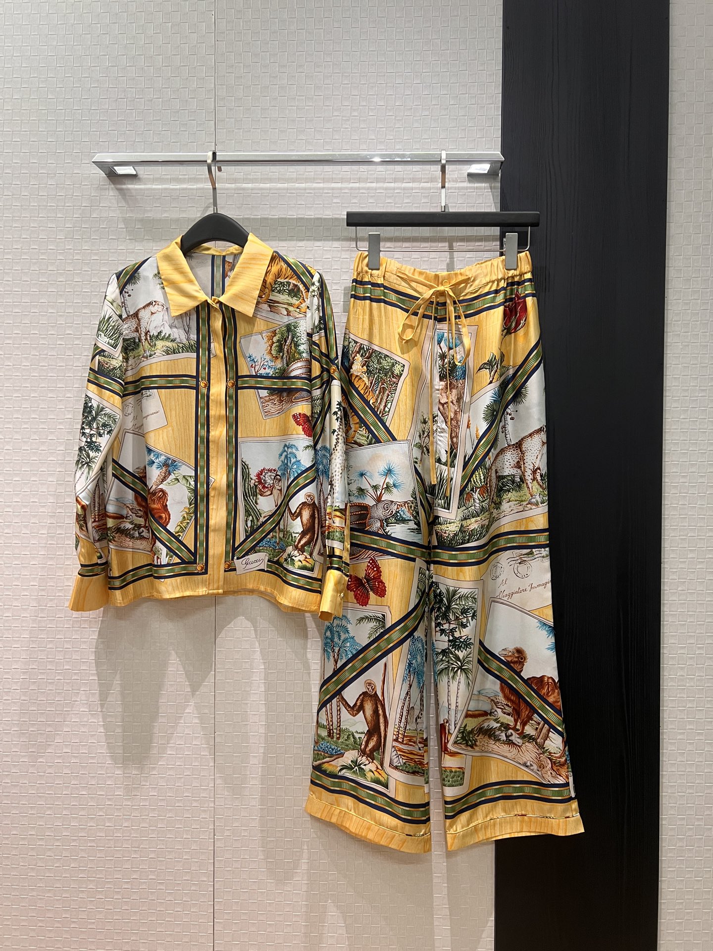 NO:753071,Shirts, pants, spring and summer new styles, printed silk twill shirt, floral silk wide-leg pants with drawstrings and elastic waist design. Fashionable and versatile. Lazy temperament. Can be worn as a set or separately. S-XL,,real silk,19860909衬衣 裤子春夏新款定位印花真丝斜纹衬衣定位花真丝阔腿裤系带抽绳松紧腰设计 时尚百搭 气质慵懒 可一套或分开搭 S-XL,,real silk,,Women's clothing