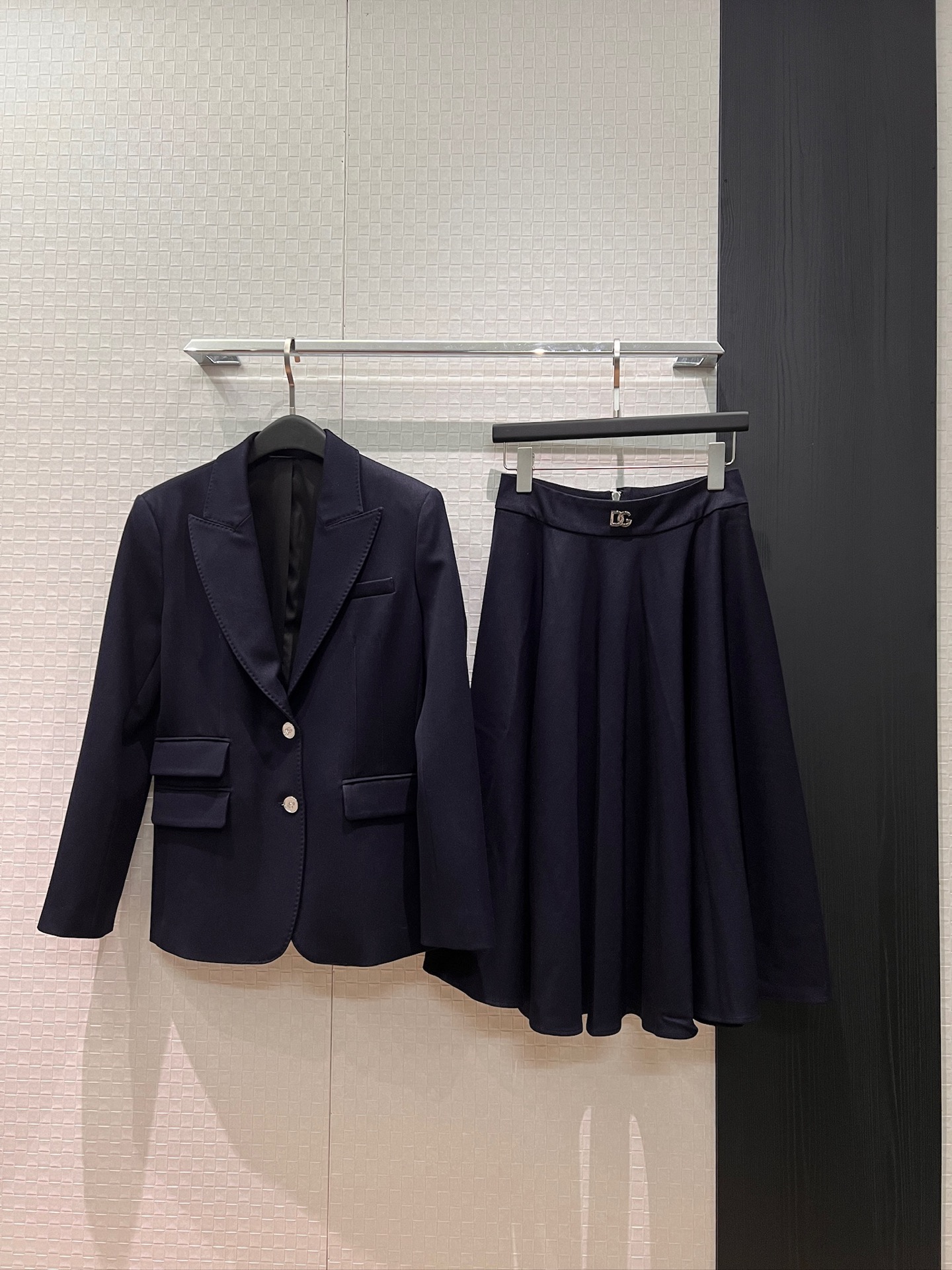 NO:753065,Jacket, skirt, new style, hand-rolled beaded edge, asymmetrical pocket design, soft denim suit jacket, denim wide swing umbrella skirt, high waist skirt, molded hardware buttons, pockets on both sides, commuting fashion, versatile temperament, SML, skirts, jackets & coats, business suit,19860909外套 半裙新款来袭手摇珠边 不对称口袋设计 软牛仔西装外套牛仔大摆伞裙高腰半裙开模五金扣子 两侧有口袋 通勤时尚 气质百搭SML,,skirts,jackets & coats,business suit,,Women's clothing