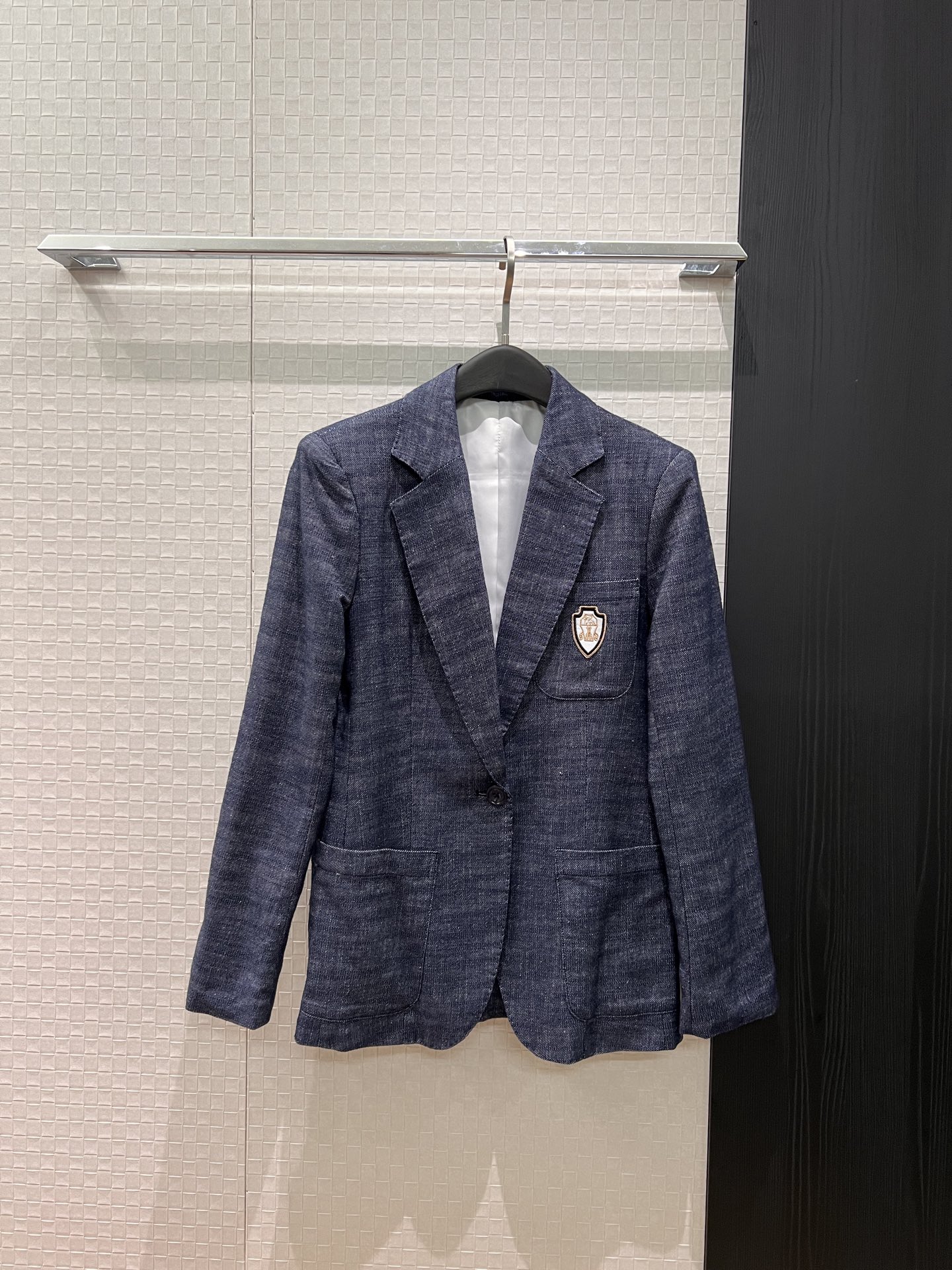 NO:753082,New BC badge decoration, single-button thin denim suit jacket, simple and casual, a must-have for old money, fashionable commuter SML,, jackets & coats, business suit,19860909新款BC徽章装饰 单扣薄牛仔西装外套简约休闲 老钱必备 时尚通勤SML,,jackets & coats,business suit,,Women's clothing