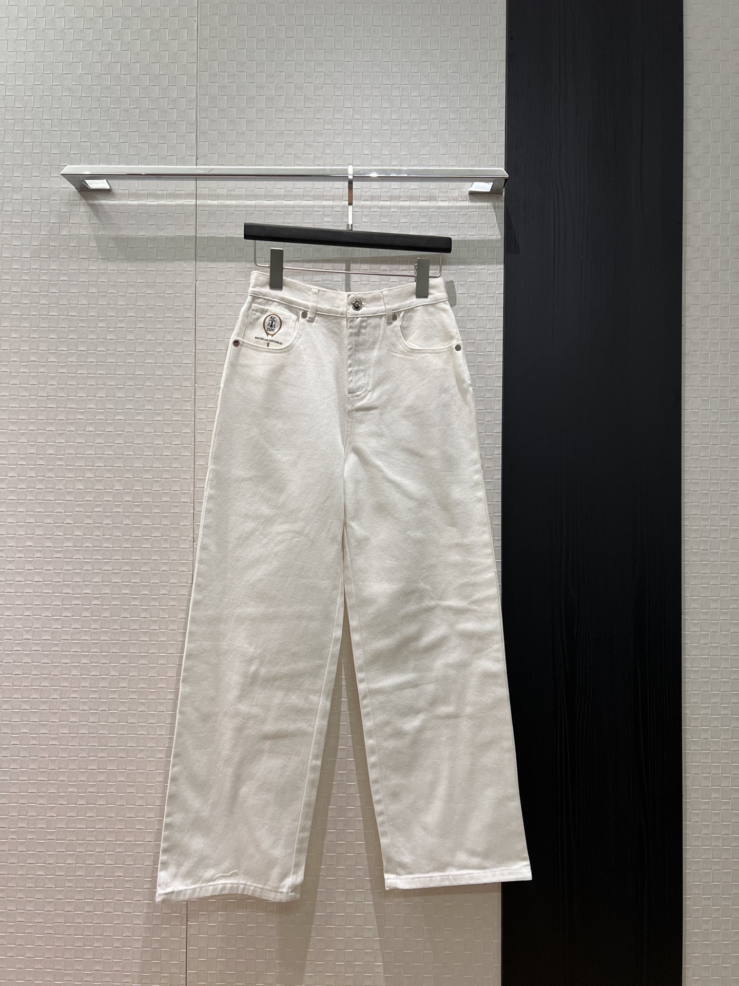 NO:753079,New BC tennis racket embroidered straight-leg white jeans with classic logo leather label, casual and versatile, a must-have for age reduction, fashionable and slim-fitting SmL,,jeans,19860909新款BC网球拍刺绣直筒白色牛仔裤经典logo皮标休闲百搭 减龄必备 时尚修身 SmL,,jeans,,Women's clothing
