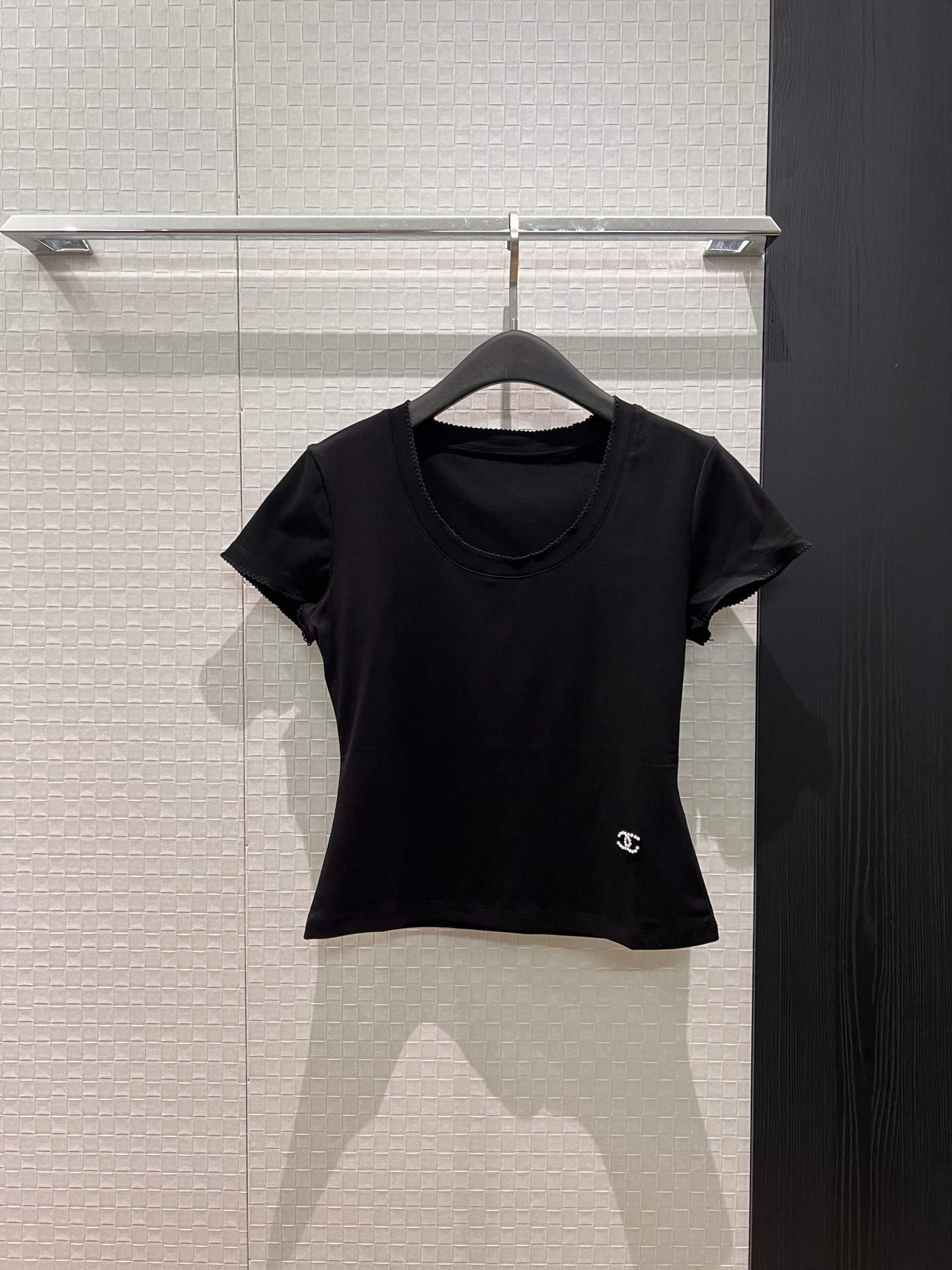 NO:753070,New lace U-neck waisted small version T-shirt, slim shoulder, embroidered small double C at hem, black and white SML,,tees,t-shirt,19860909新款花边U领收腰小版T恤 正肩显瘦下摆刺绣小双C 黑色白色 SML,,tees，t-shirt,,Women's clothing