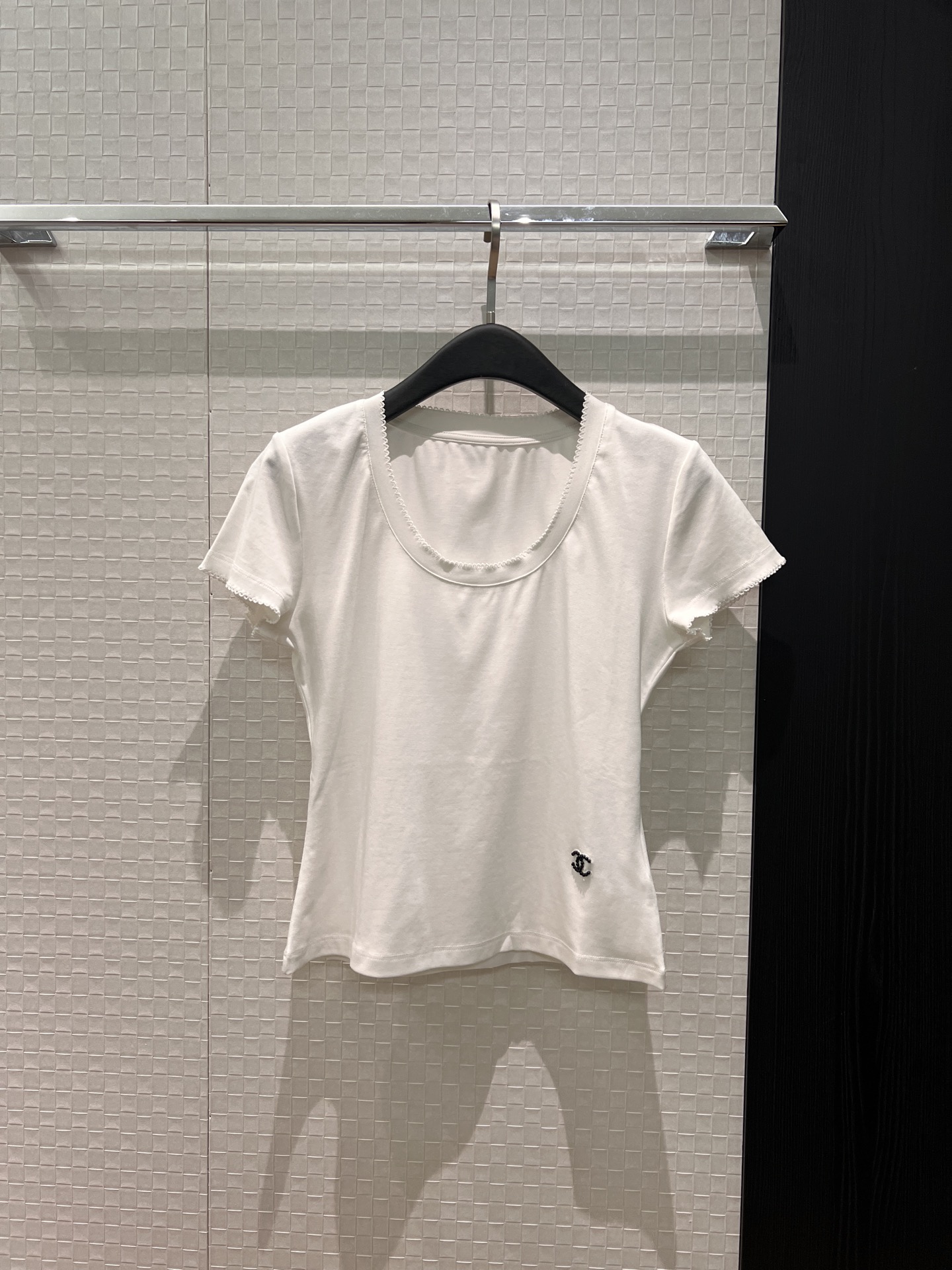 NO:753064,New lace U-neck waisted small version T-shirt, slim shoulder, embroidered small double C at hem, black and white SML,,tees,t-shirt,19860909新款花边U领收腰小版T恤 正肩显瘦下摆刺绣小双C 黑色白色 SML,,tees，t-shirt,,Women's clothing