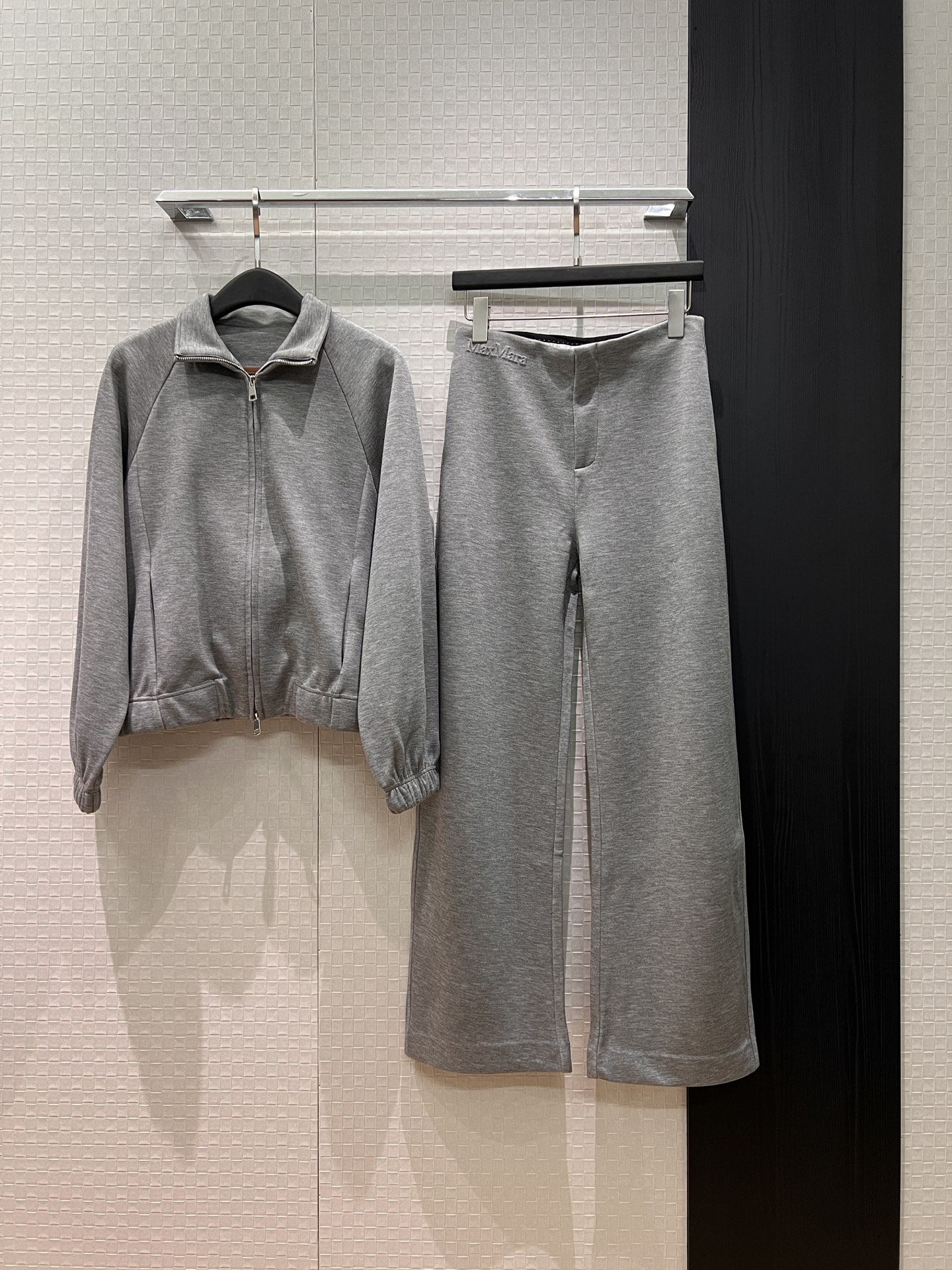 NO:753555,Outer pants, new raglan sleeves, lapels, sports style jacket, casual wide-leg pants, three-dimensional embossed logo letters, jacket elastic hem, fashionable and simple, gray and white SML,,jackets & coats,19860909外 裤新款插肩袖翻领运动风外套休闲阔腿裤 立体浮雕压纹logo字母 外套松紧下摆时尚简约 灰色白色 SML,,jackets & coats,,Women's clothing